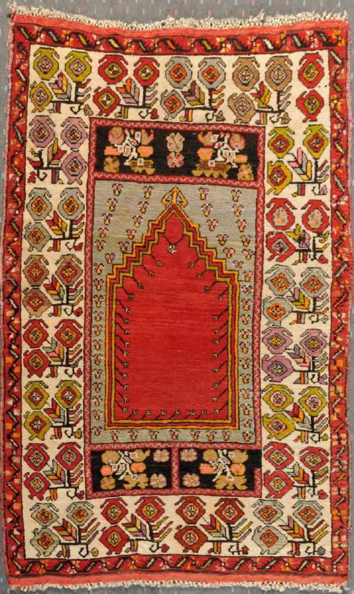 Gebets-Ladik, Türkei, 92 x 132 cmalt, Wolle, Pflanzenfarben, roter, unifarb. Fond, Gebetsgiebel