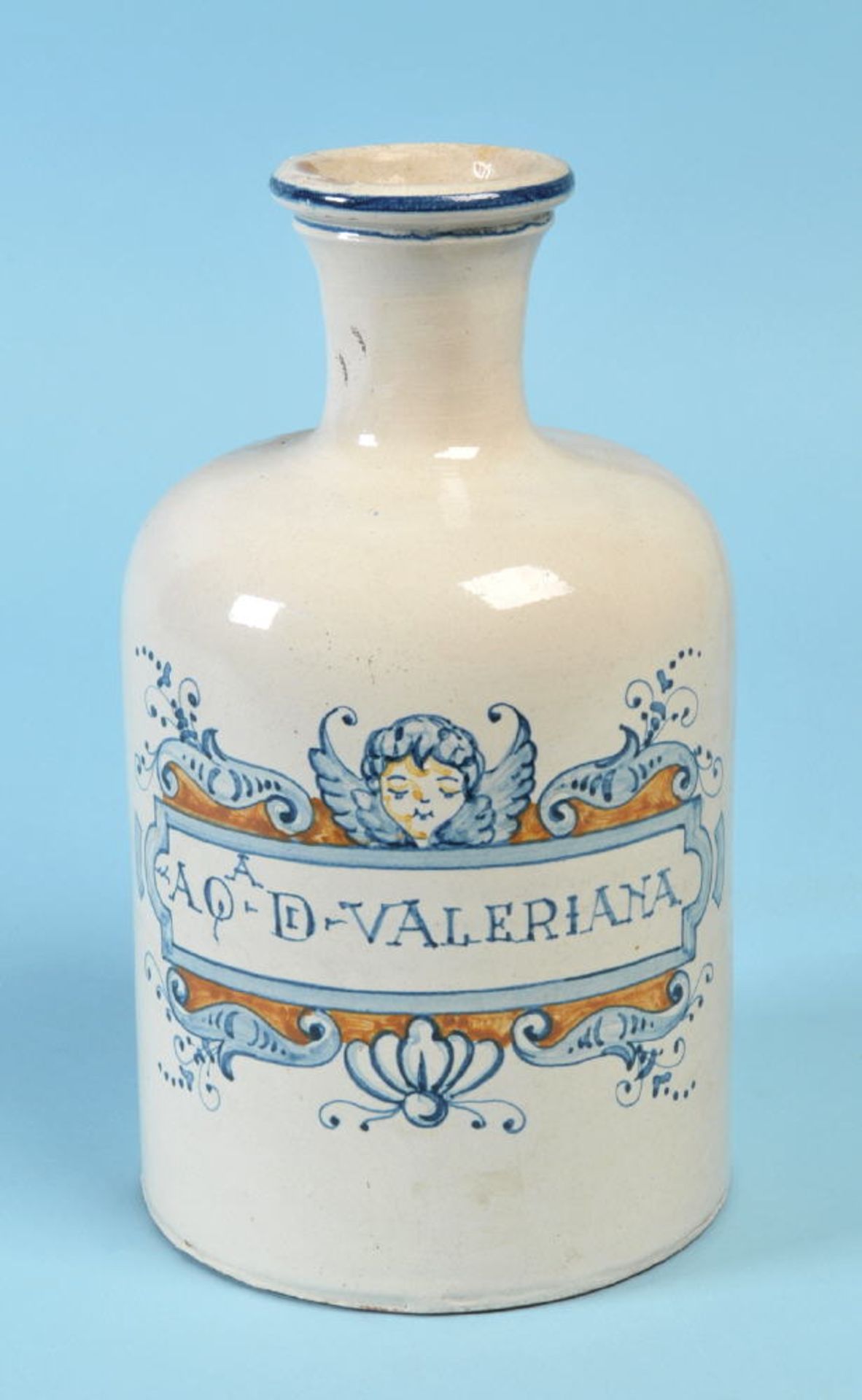 FlascheKeramik, beige Glasur, handbemalt, Ornamentdekor mit Engelskopf u. Beschriftung "Aqa-D-