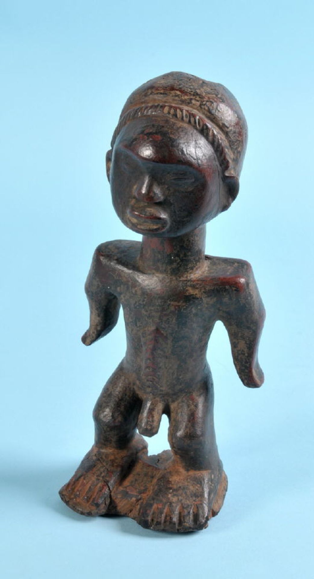 Afrikanische Kultfigur - Stehender MannHolz, braun gebeizt, auf Sockel, H= 23,5 cm, leicht besch.,