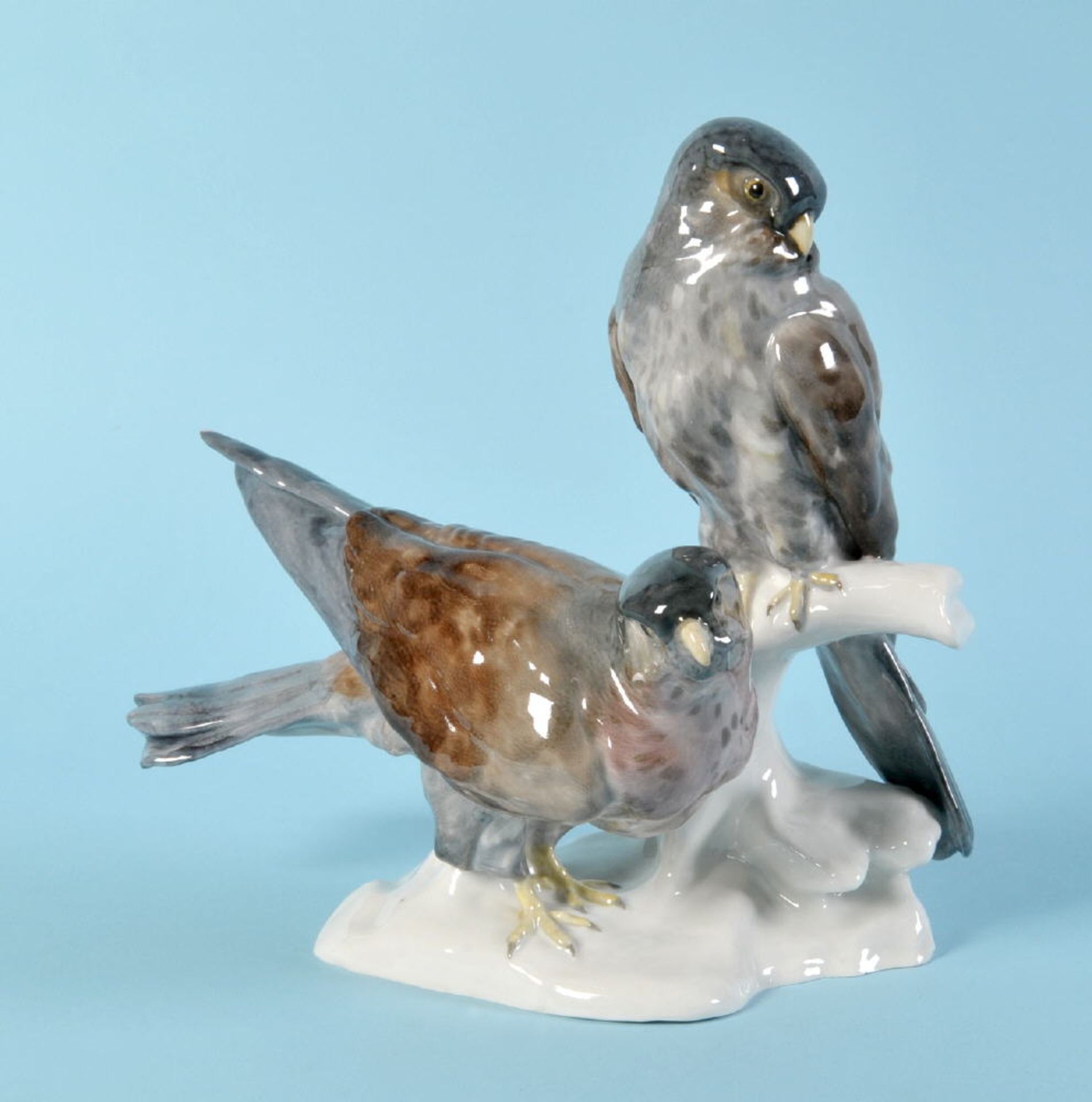 Figurengruppe - Falkenpaar "Ens, Volkstedt"Porzellan, farbig gefasst, auf Sockel mit plast. Geäst,