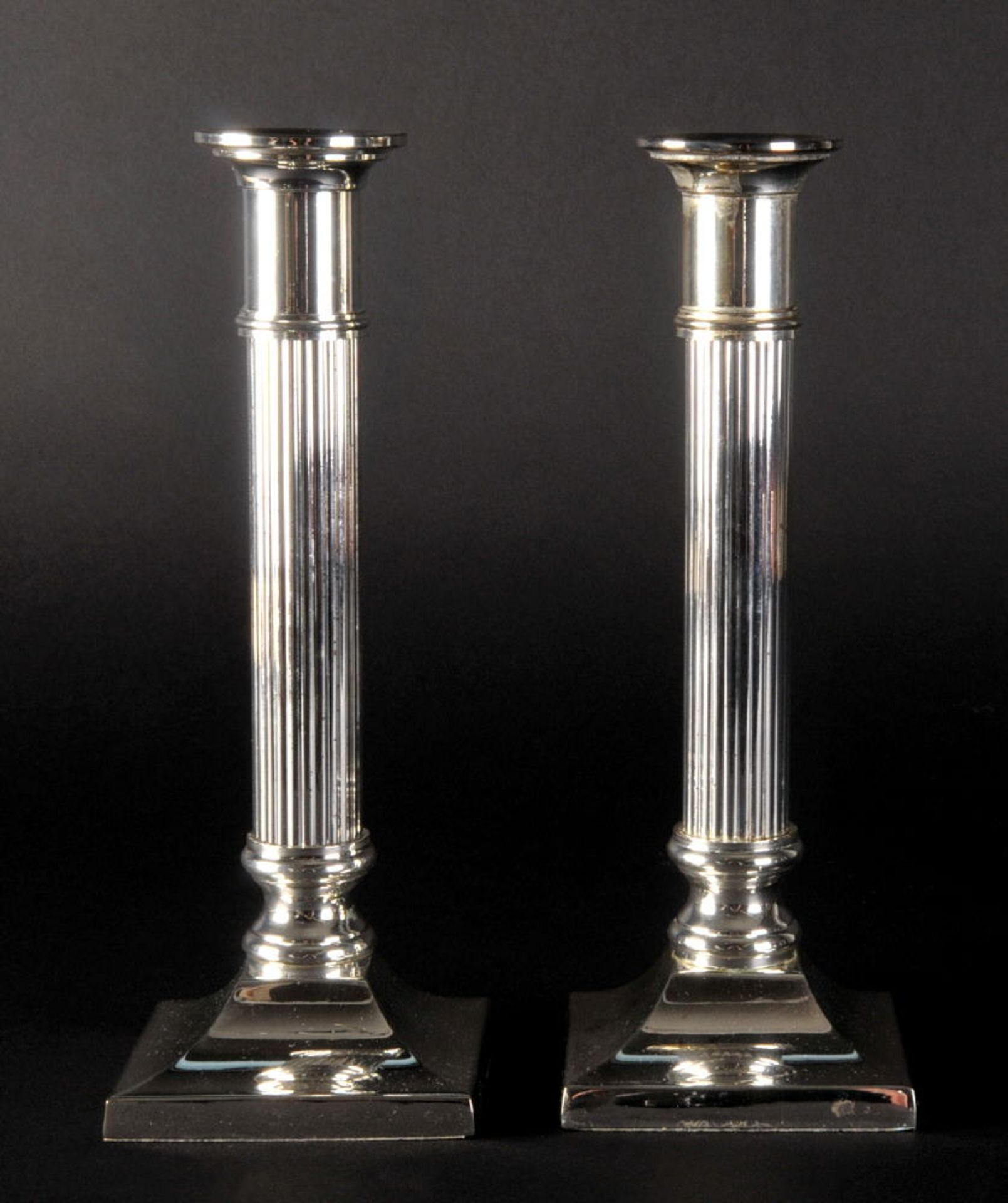 Kerzenständer-PaarMetall versilbert, quadrat. Fuß, kannelierter Schaft, H= 22 cm