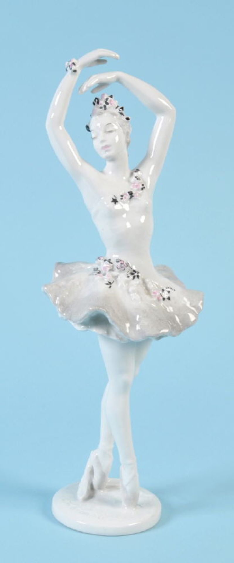 Figur - Ballerina "Rosenthal"Porzellan, teilw. farbig gefasst, auf rundem Sockel, H= 30 cm,