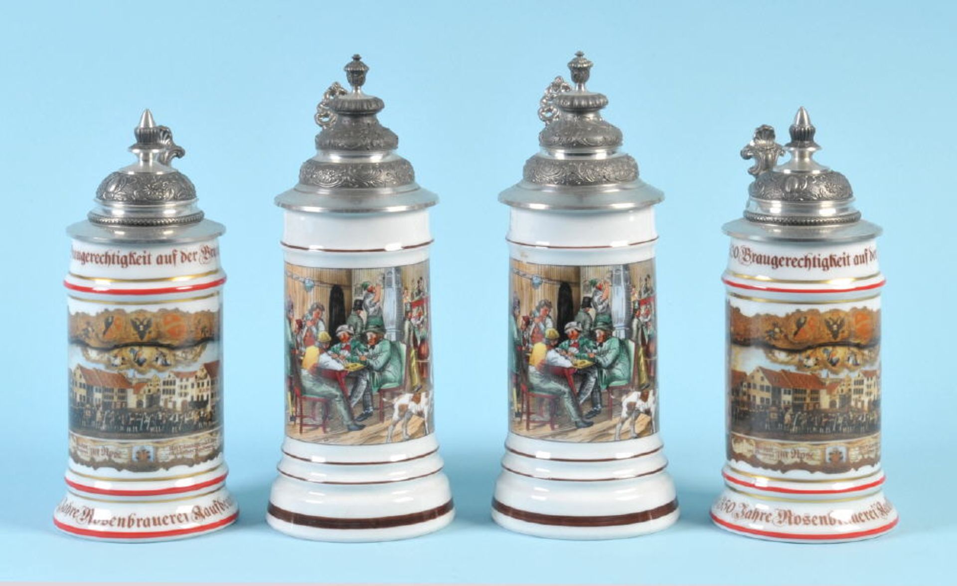 Bierkrüge mit Zinndeckeln, 4 StückPorzellan, je 2 mit farbigem Motiv "Wirtshausszene" u. "350
