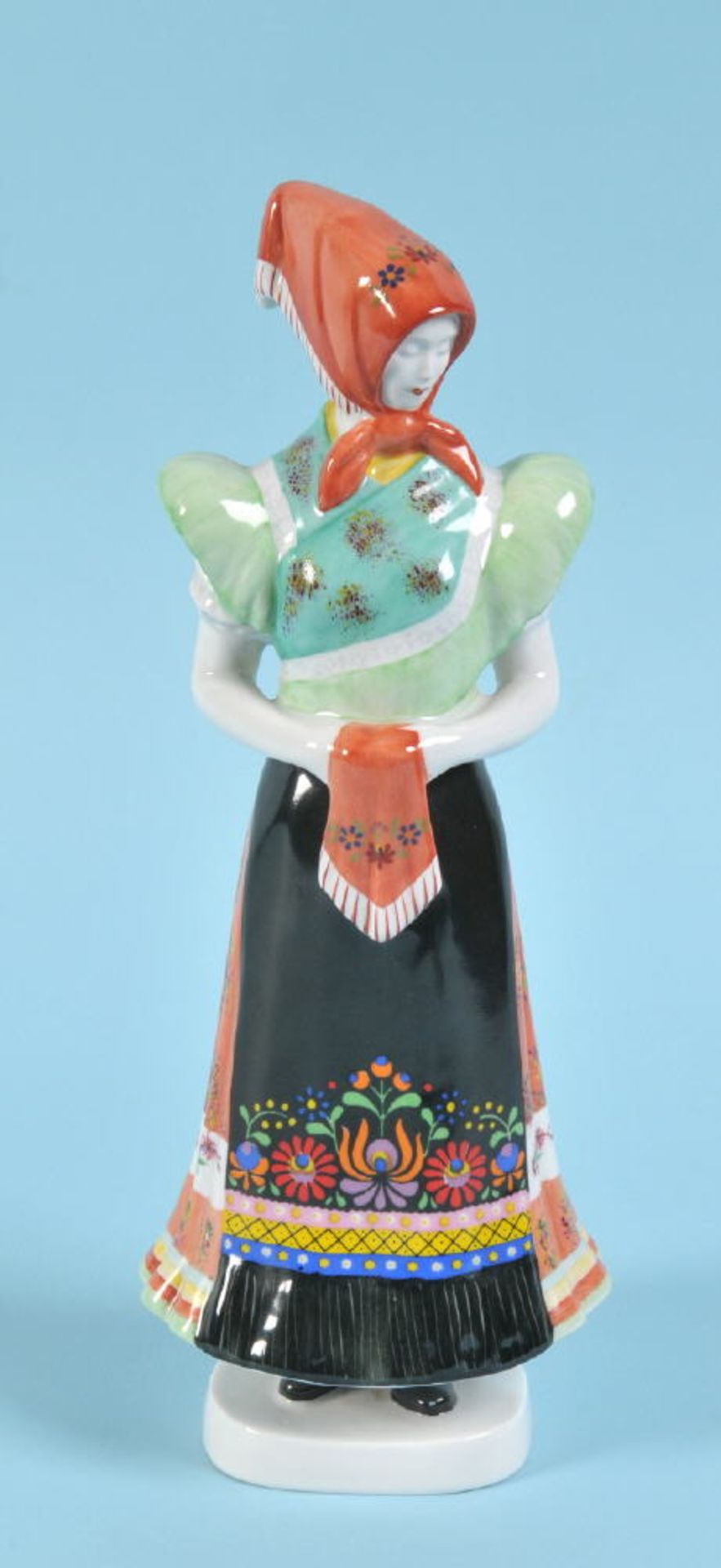 Figur - Junge Frau mit Kopftuch "Hollohaza"Porzellan, farbig gefasst, auf Sockel, H= 29,5 cm
