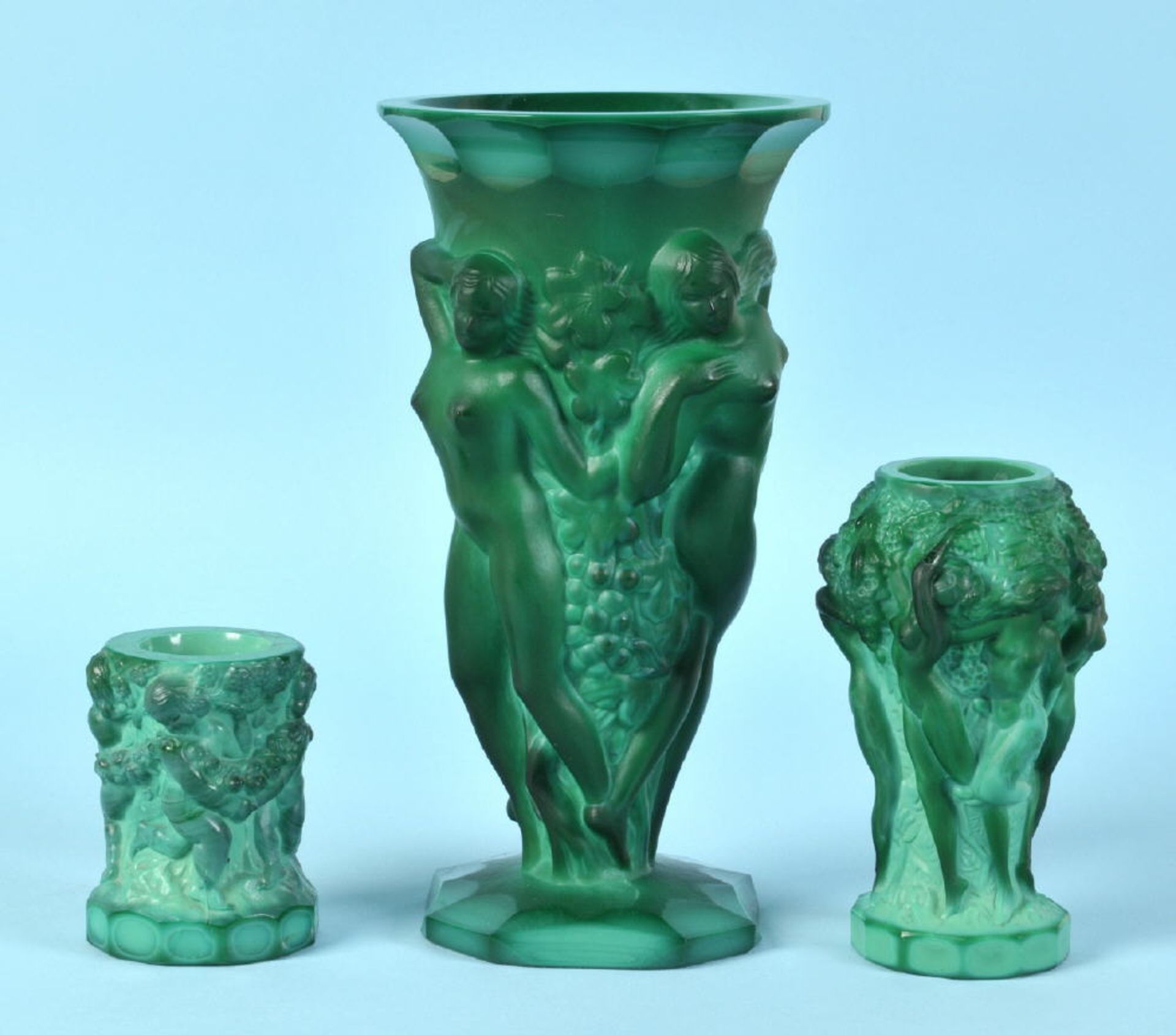 Vasen, 3 Stückgrünes Malachitglas, versch. Formen u. relief. Dekors mit Putten u. Frauenakten, H=