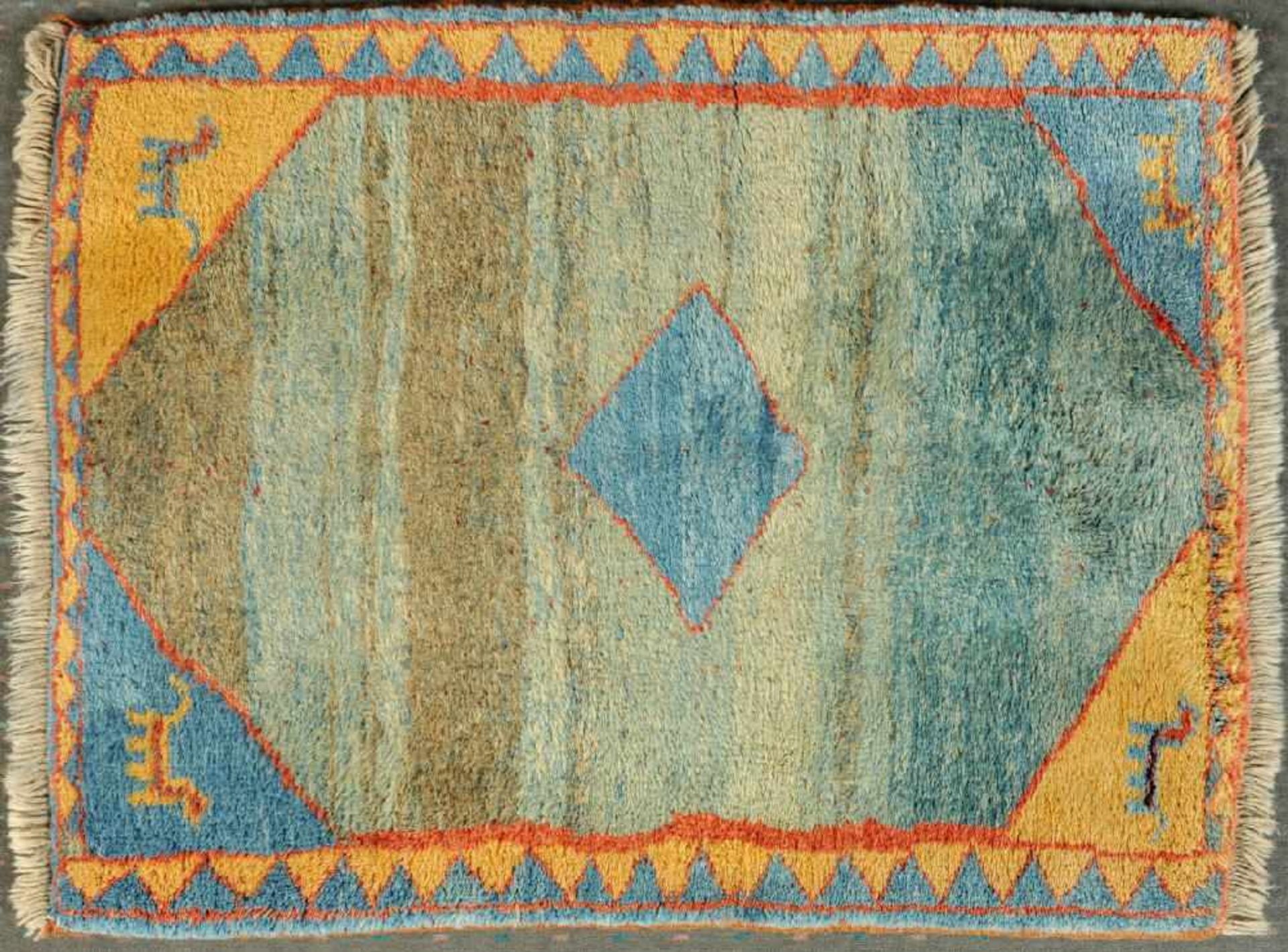 Gabbeh, Persien, 86 x 110 cmWolle, grünlicher, unifarb. Fond, blaues Rautenmittelstück, 4
