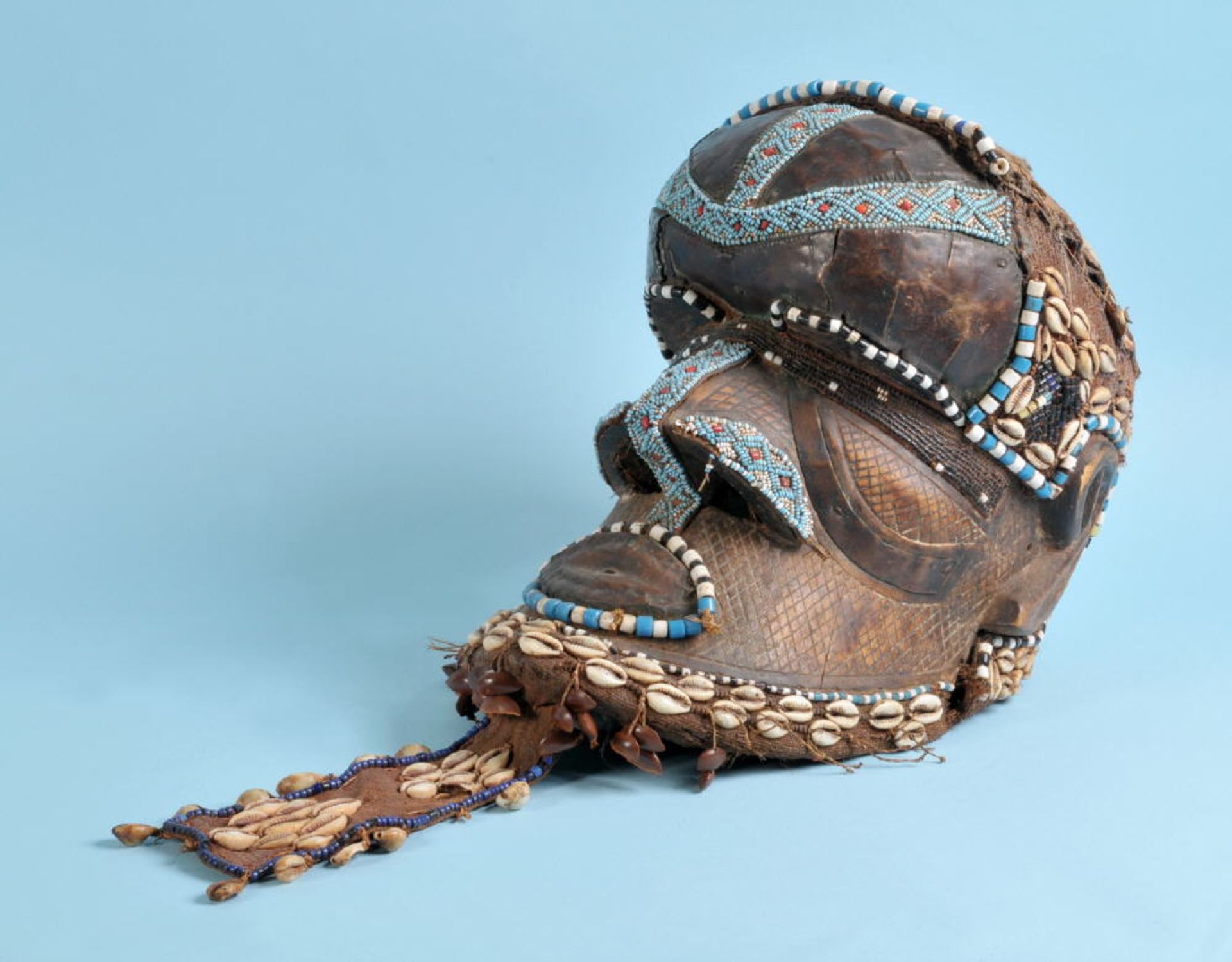 Afrikanische Kultmaske - Kuba-Bwoom-MaskeHolz, reiche Verzierungen aus Metallplatten,