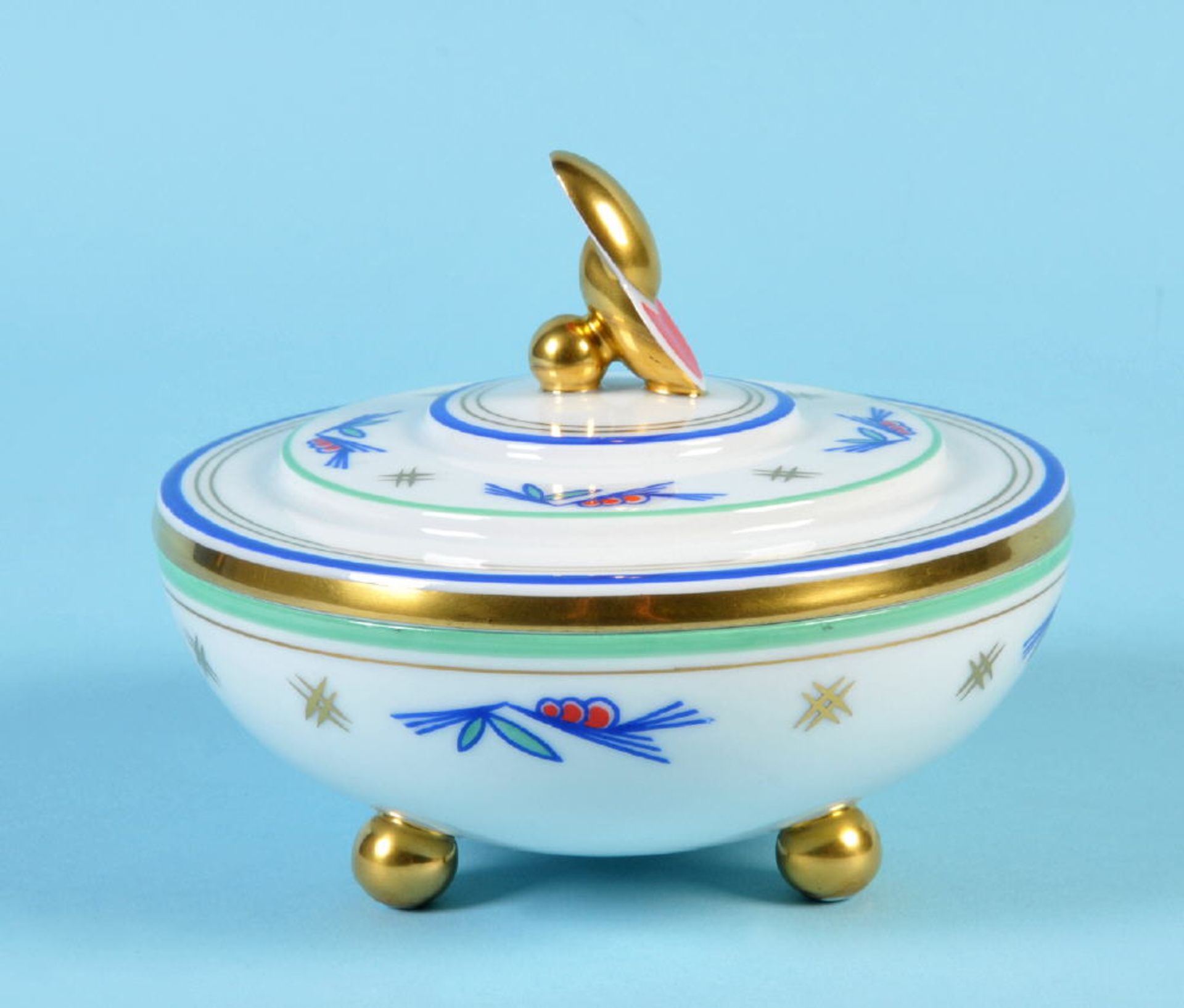 Deckeldose "Fürstenberg"Porzellan, blaues/goldenes Ornamentdekor, auf 3 goldenen Kugelfüßen, H= 11,5