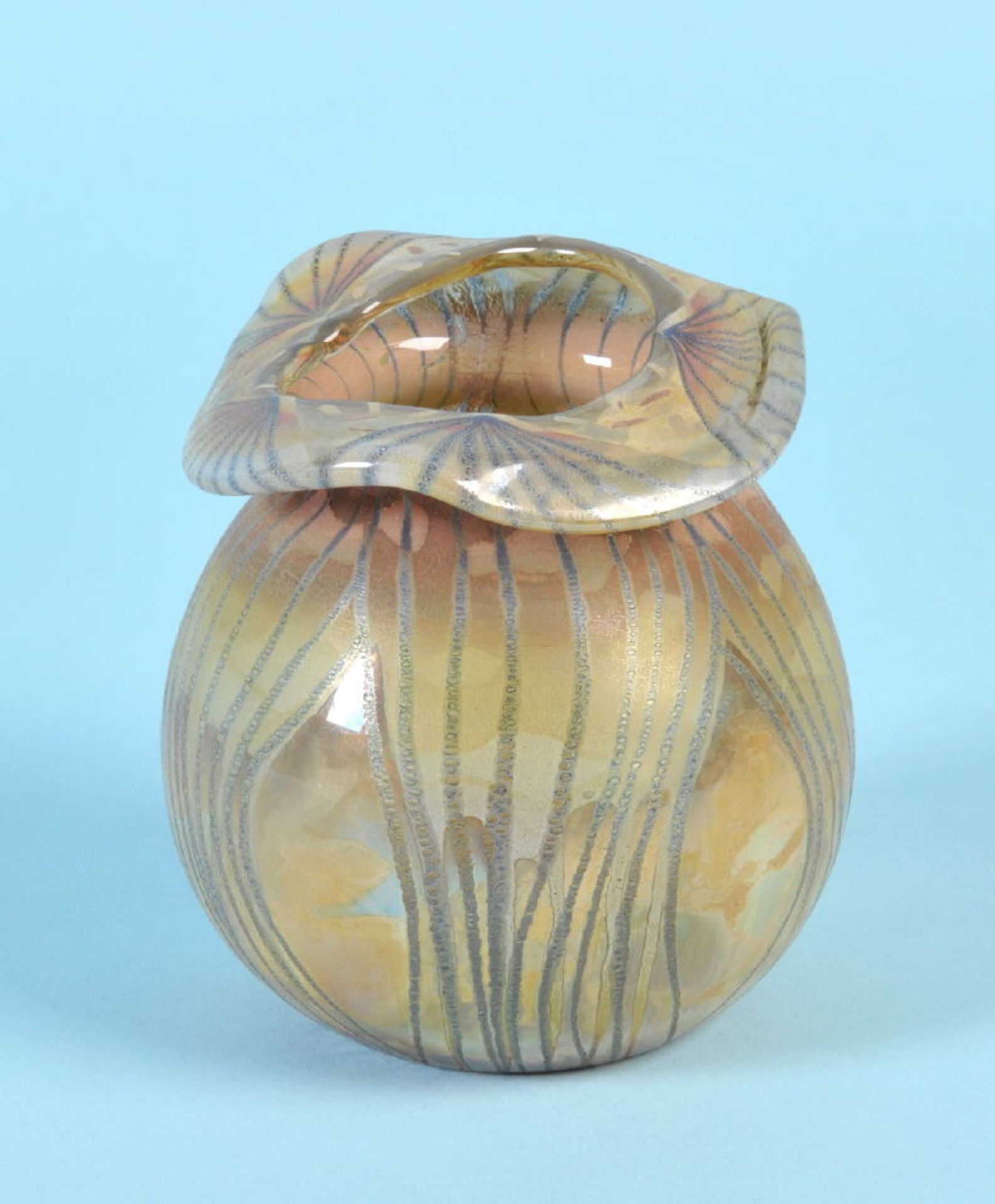 Vase "Vera Walther"farbloses Glas, mehrfarbiger Überfang mit Liniendekor, bauchige Form, gewellter