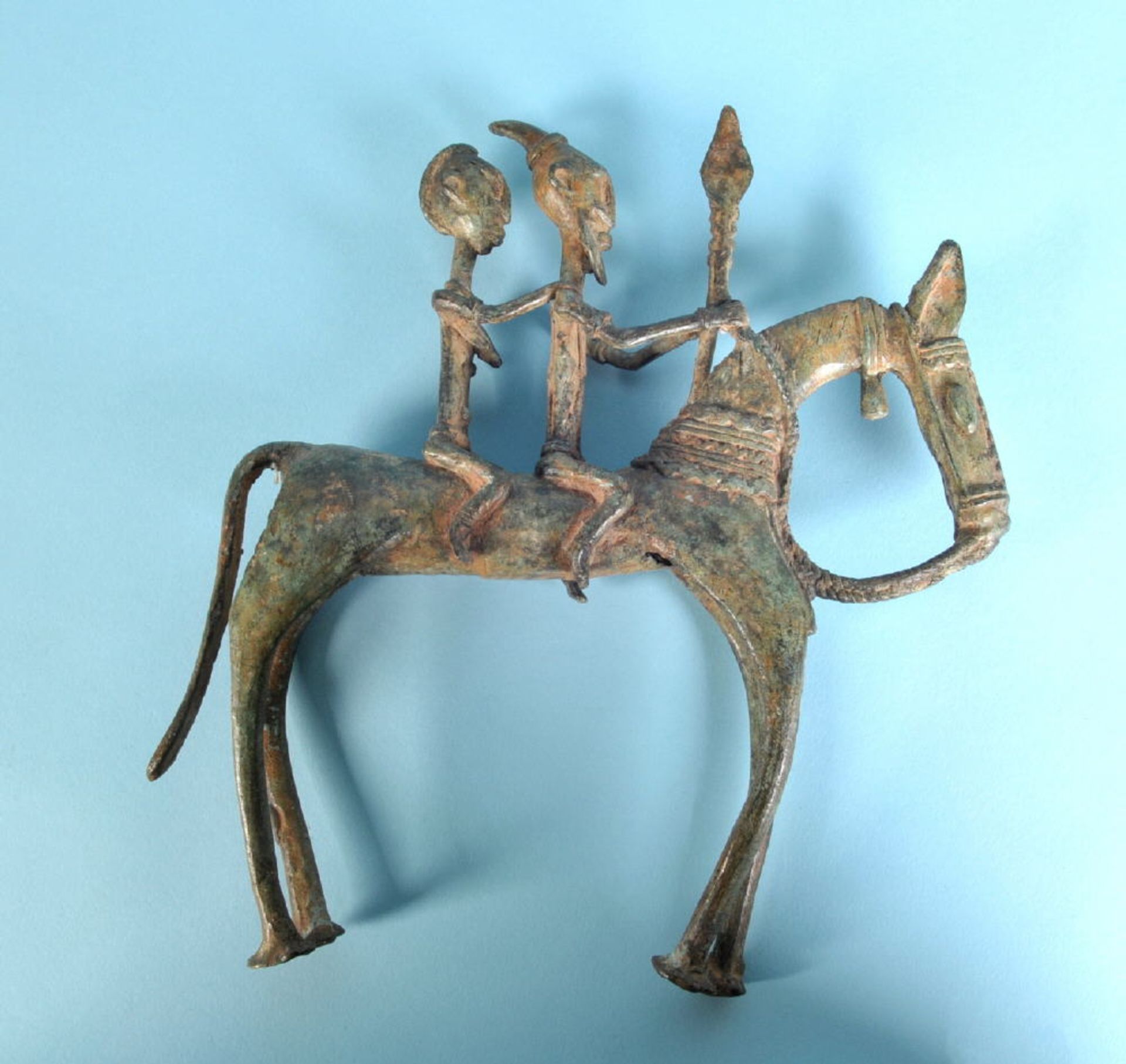 Afrikanische Kultfigur - Zwei Reiter auf einem PferdBronze, dunkel patiniert, H= 24 cm, Ashanti,