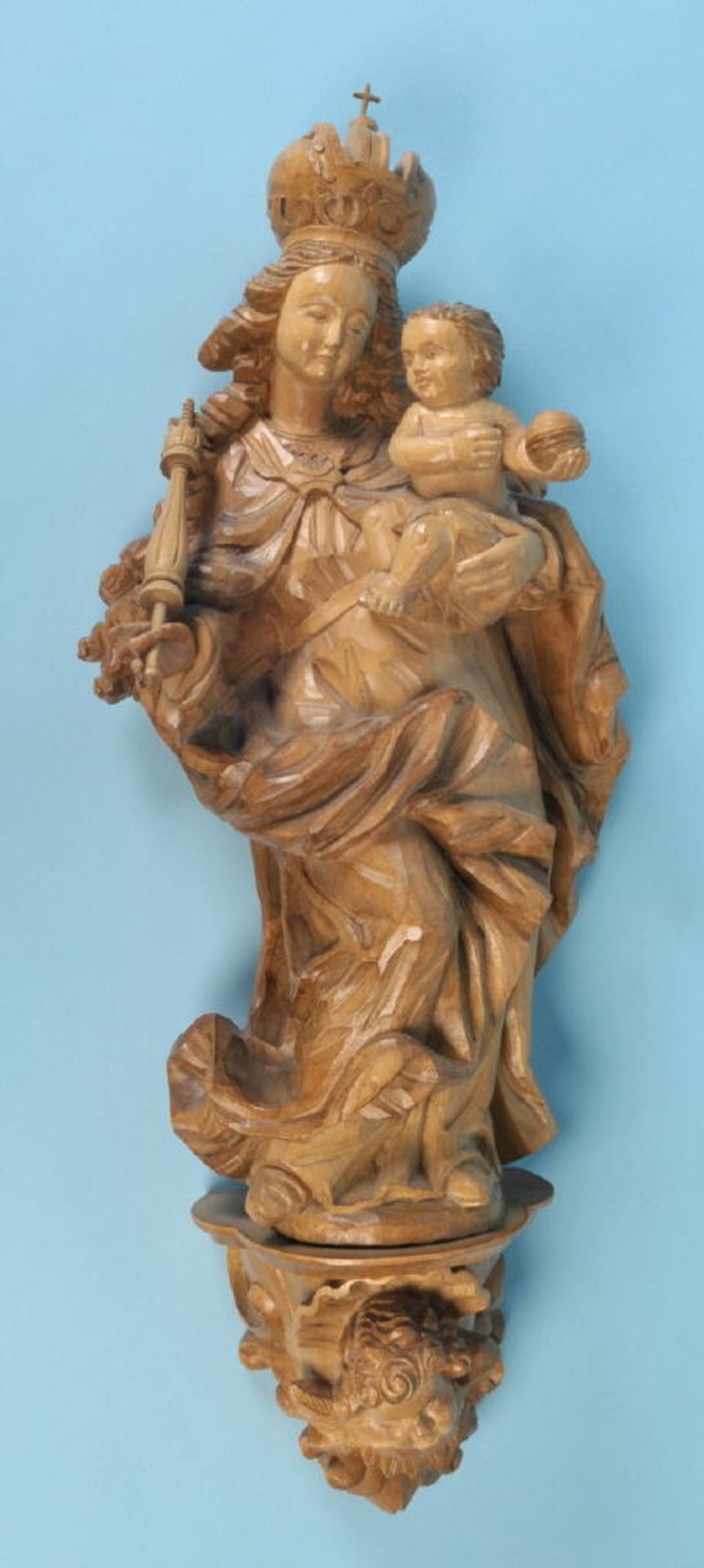 MadonnaHolz, gehöhlt, braun gebeizt, auf Wandkonsole, H= 52 cm