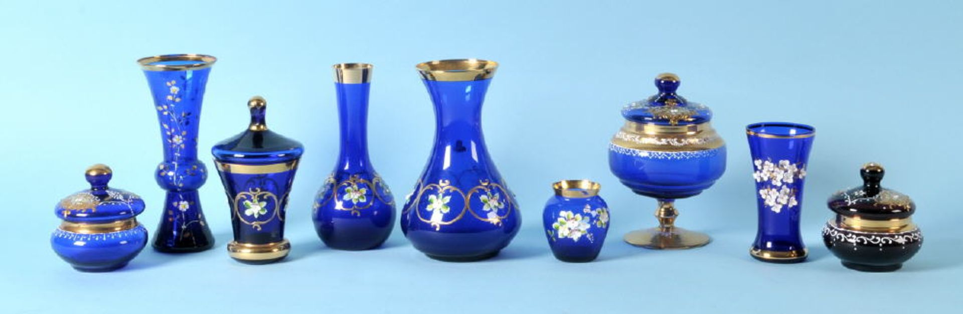 Glasgefäße, 9 Stückblaues Glas, handbemalt, Blumen- u. Golddekor, versch. Formen, H= 8-20 cm, 5