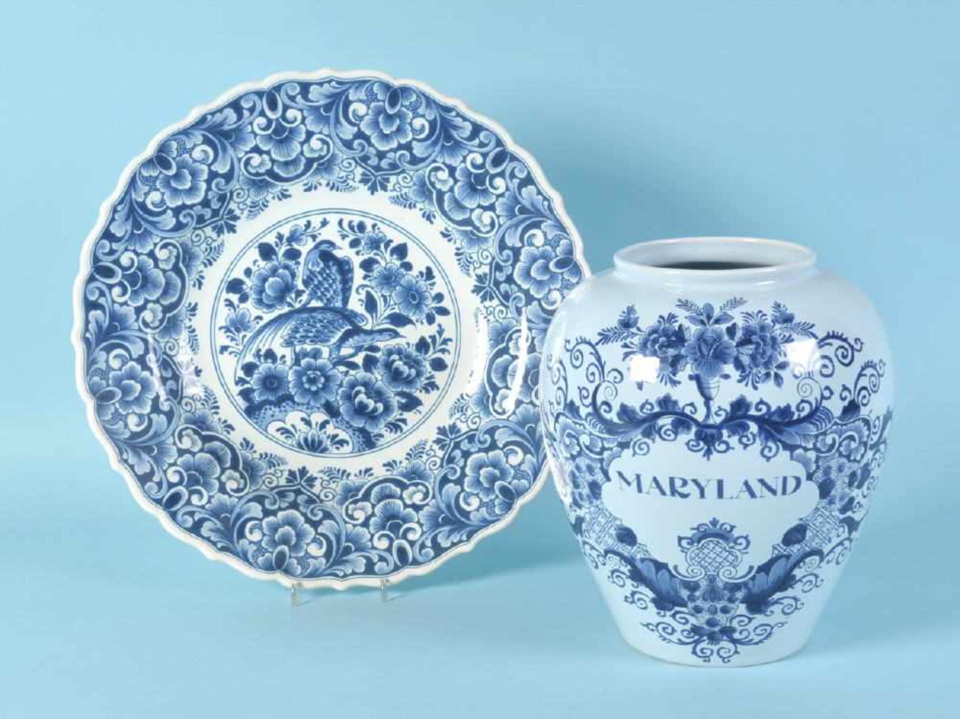 Vase und Wandplatte "Delft"Fayence, beige Glasur, handbemalt, blaues Blumen- u. Ornamentdekor,