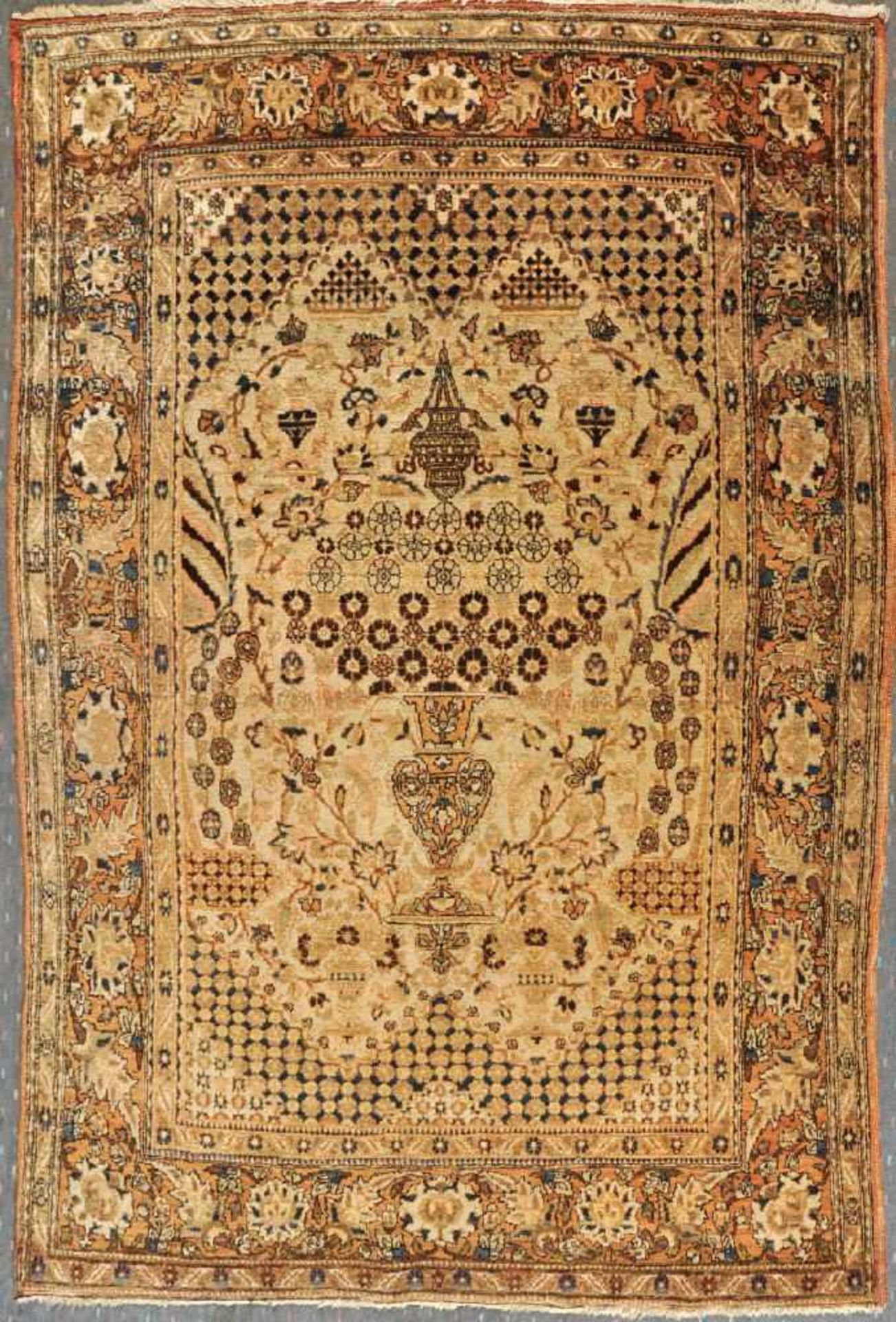 Gebets-Isfahan, Persien, 140 x 176 cmalt, Wolle, Pflanzenfarben, beigegrundig, Gebetsgiebel mit