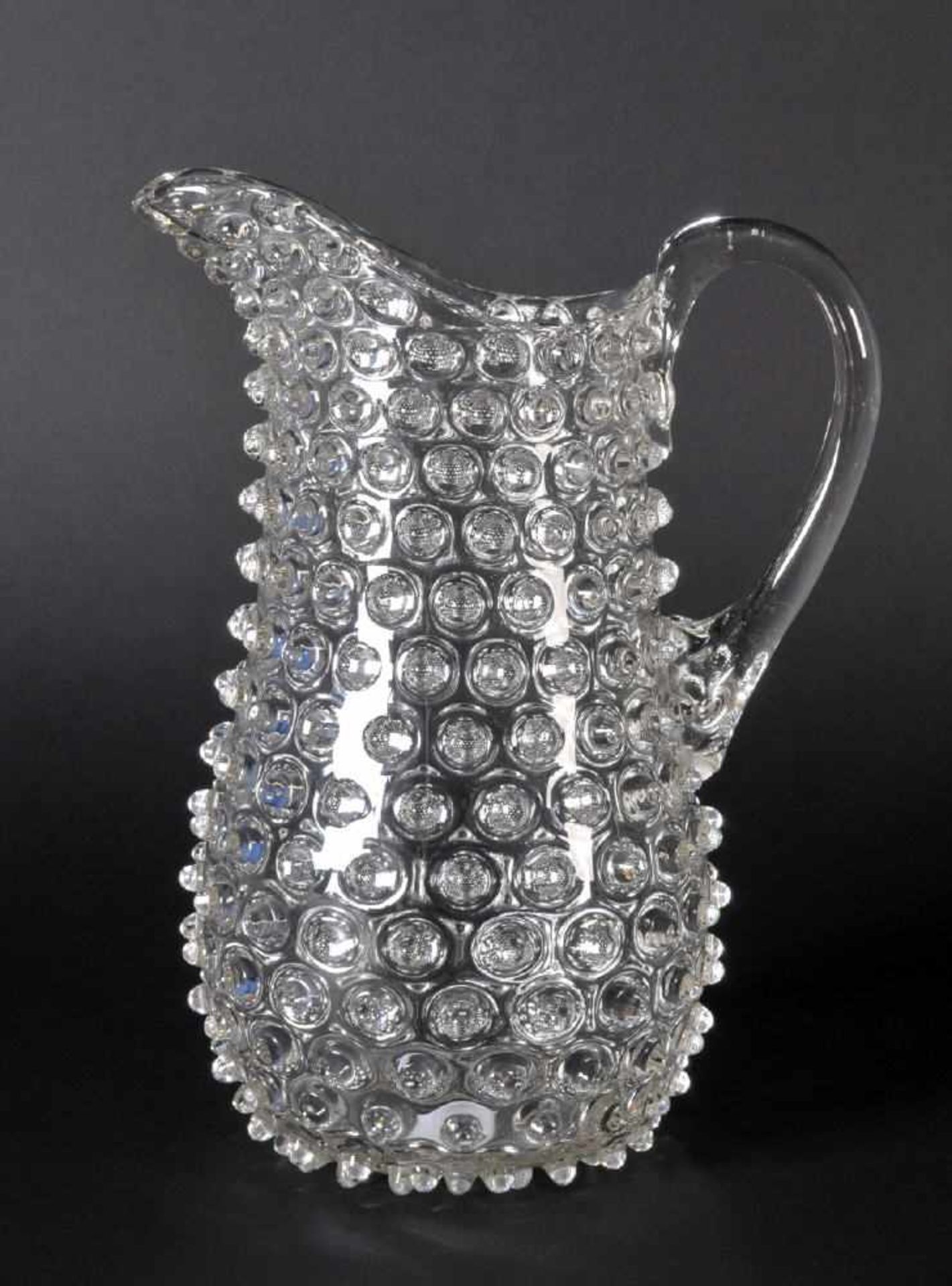 Henkelkannefarbloses Glas mit Abriss, Noppendekor, aufgesetzter Henkel, Balusterform, H= 23 cm