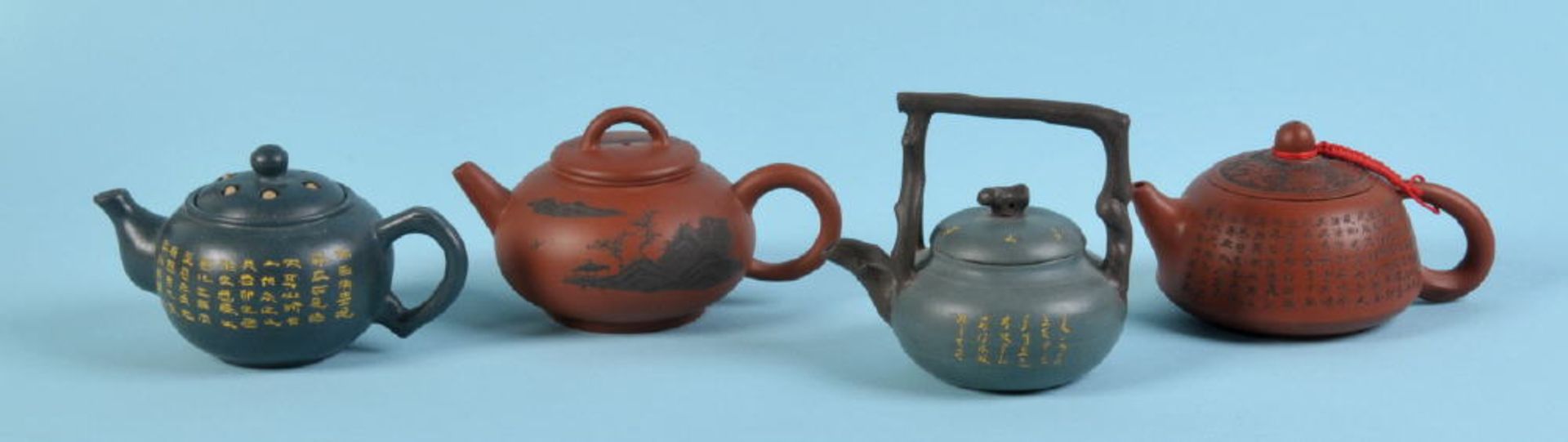 Teekännchen, 4 Stückbrauner Yixing-Ton, 2 mit grüner Glasur, versch. Formen u. geritzte Dekors mit
