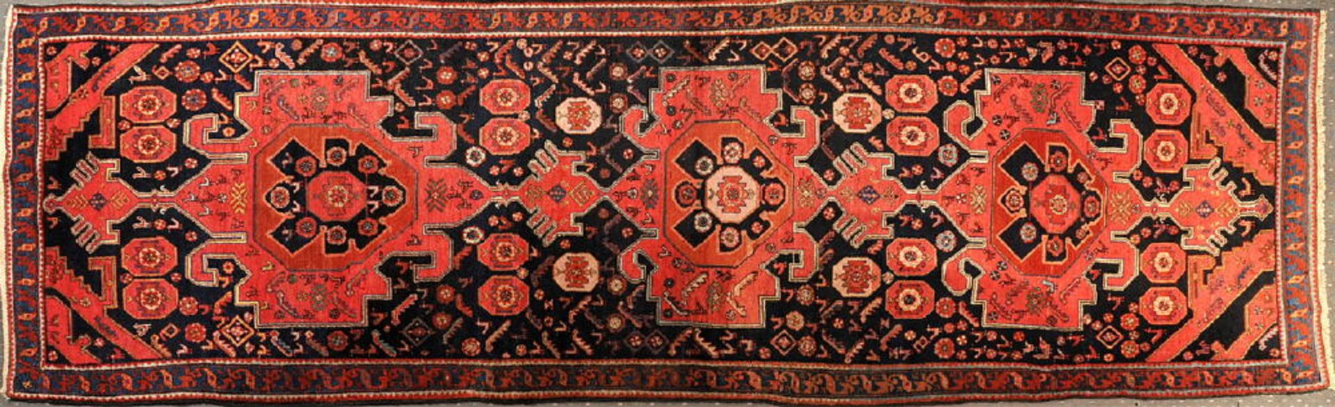 Kasak-Galerie (?), Persien, 142 x 462 cmalt, Wolle, Pflanzenfarben, dunkelblaugrundig, 3 große,