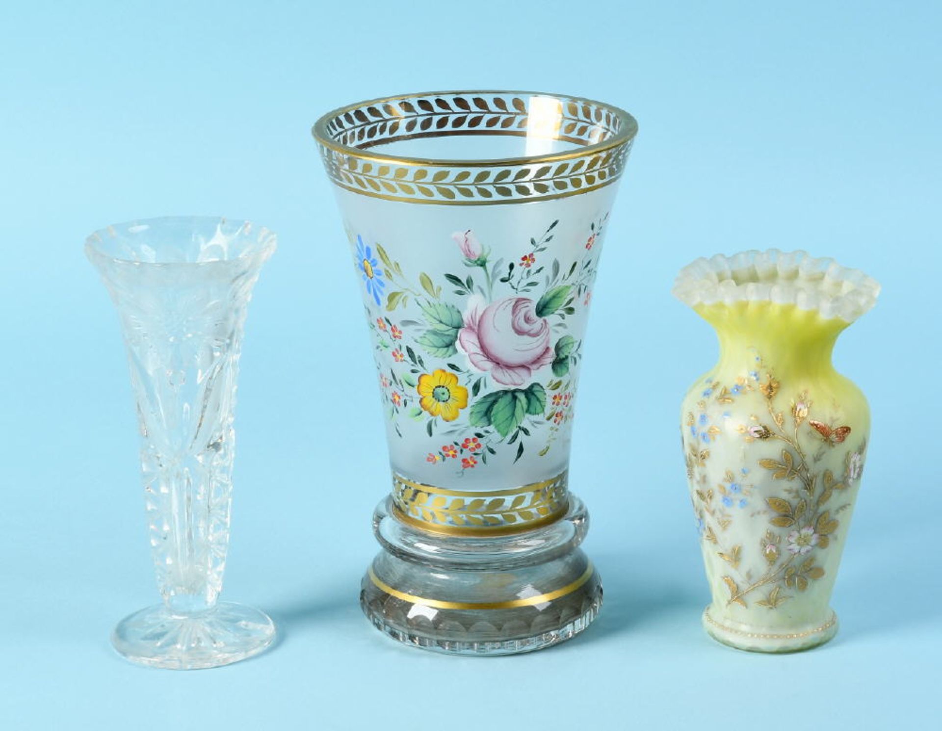 Vasen, 3 Stückfarbloses Glas/Pressglas, 2 handbemalt, versch. Formen u. Dekors, H= 15,5-21