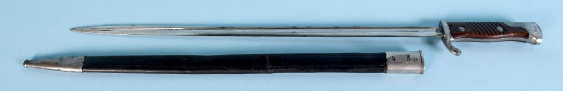 Bajonett - ParadebajonettStahl, Griffschalen Holz, Lederscheide, L= 67 cm, 1. WeltkriegBajonett -