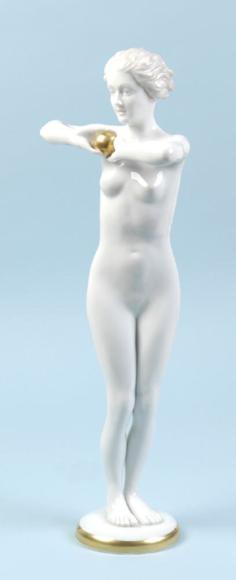 Figur - Frauenakt mit Kugel "Rosenthal"Porzellan, teilw. vergoldet, auf rundem Sockel, H= 45 cm,