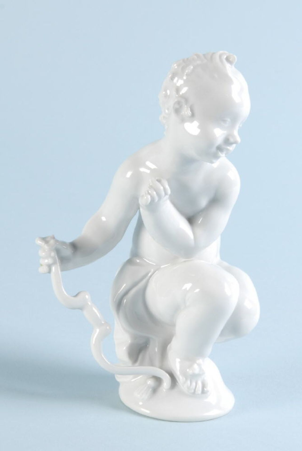 Figur - Amor "Schwerter Meissen"Porzellan, weiß, auf rundem Sockel, H= 14 cm, Entwurf Paul