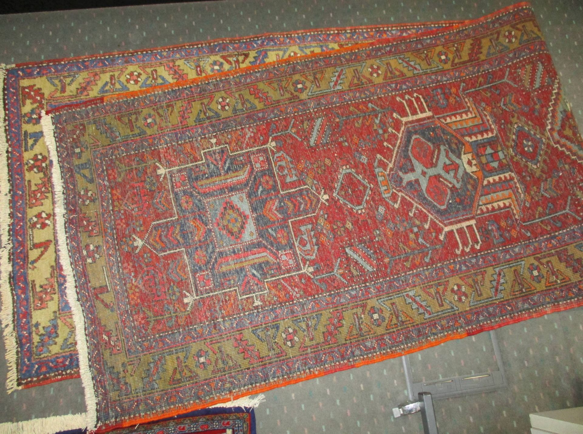 Heris-Galerie, Persien, 90 x 308 cmalt, Wolle, rotgrundig, 5 große, rustikale Motive in versch. - Bild 5 aus 8