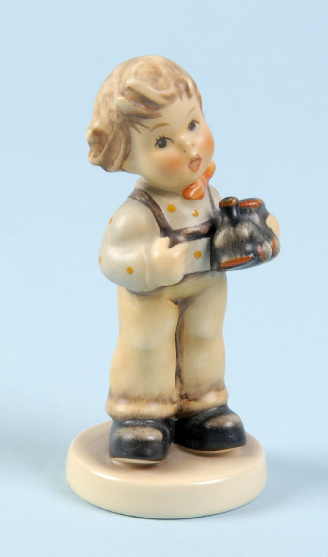 Hummelfigur - Die geb' i nimmer her, Nr. 2078Porzellan, farbig gefasst, auf Sockel, H= 9 cm, FM 8,