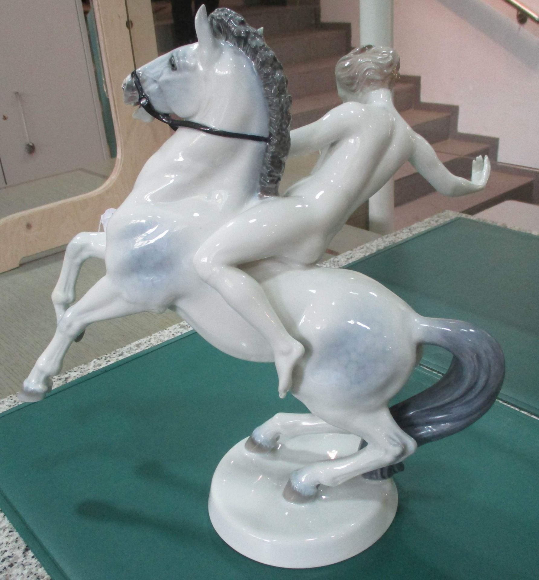 Figur - Amazone auf Pferd "Rosenthal, U.S.-Zone"Porzellan, farbig gefasst, auf rundem Sockel, H= - Bild 3 aus 9