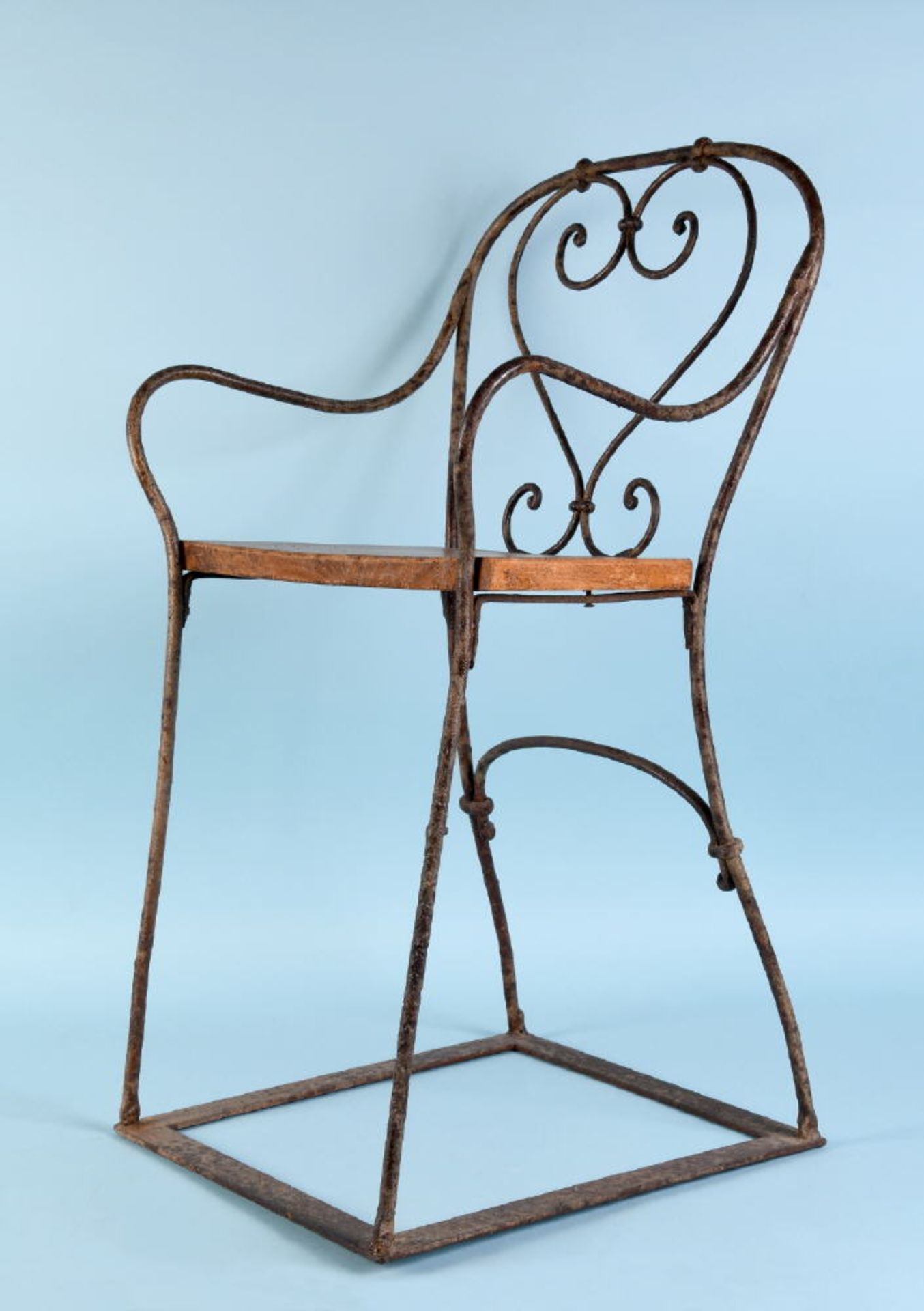 KinderstuhlSchmiedeeisen (korrodiert), Sitzfläche Holz, geschw. Form, H= 74