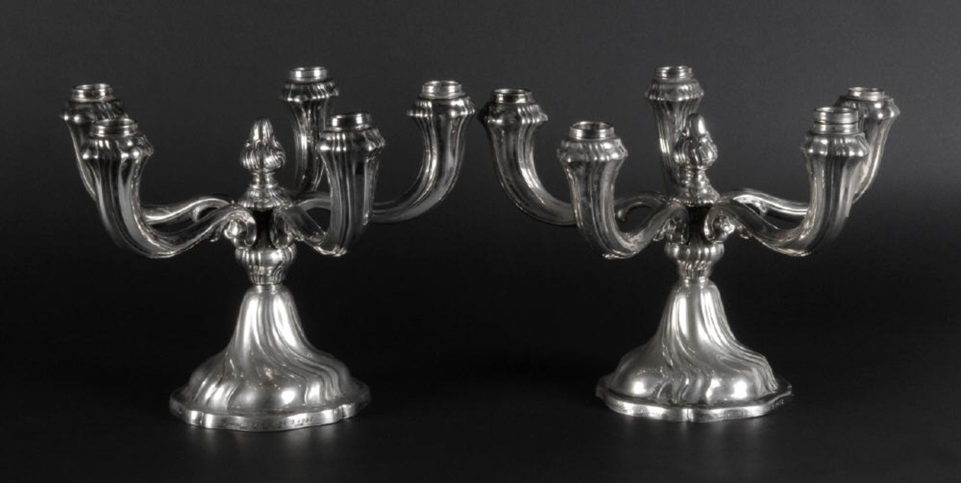 Kerzenleuchter-Paar800 Silber, ca. 1360 g, 1 nachträglich gefüllt, gedrehter Fuß, 5 geschw. Arme, H=