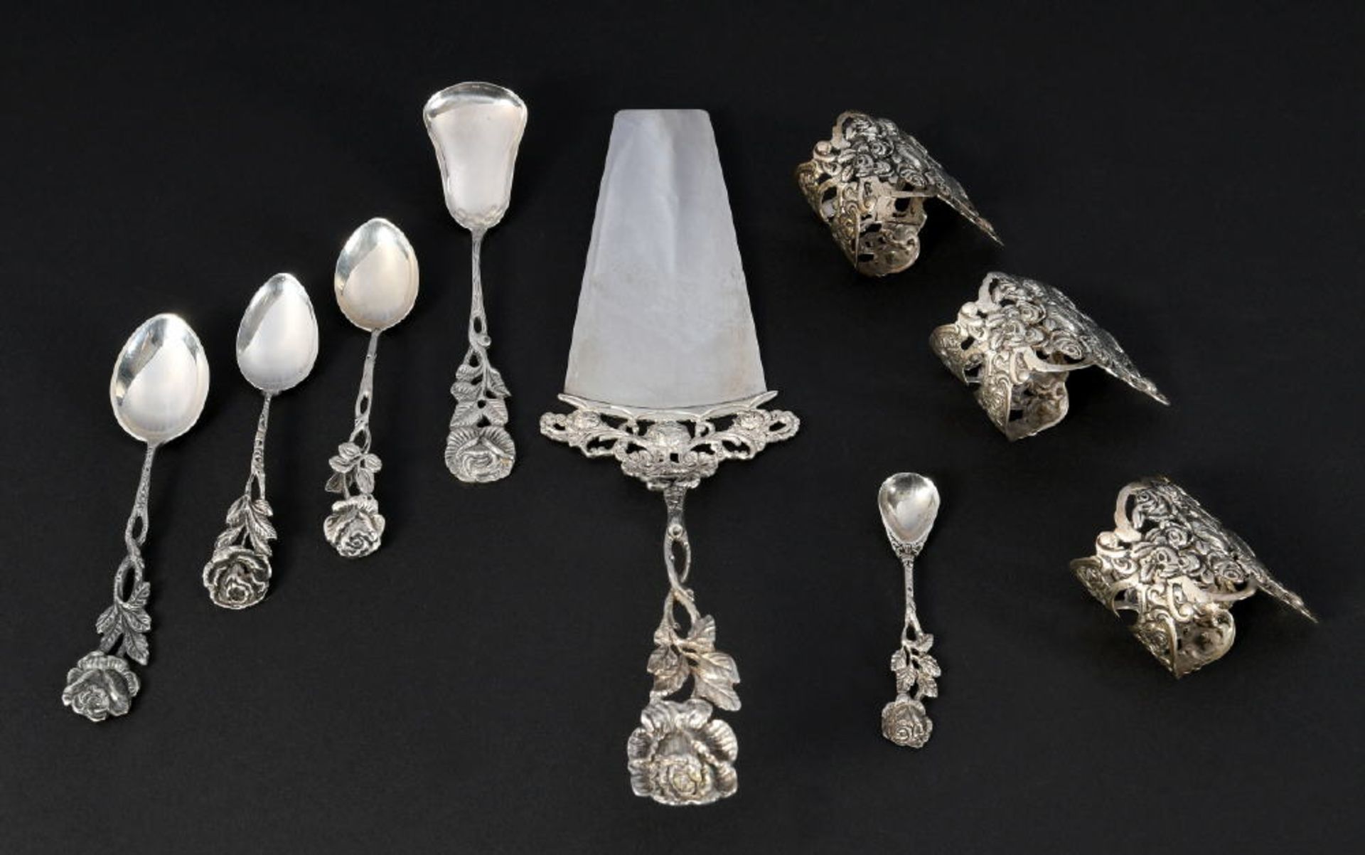 Silberteile, 9 Stück800/835 Silber, 131 g, Dekor "Hildesheimer Rose", 5 Löffel, 3 Serviettenringe, 1