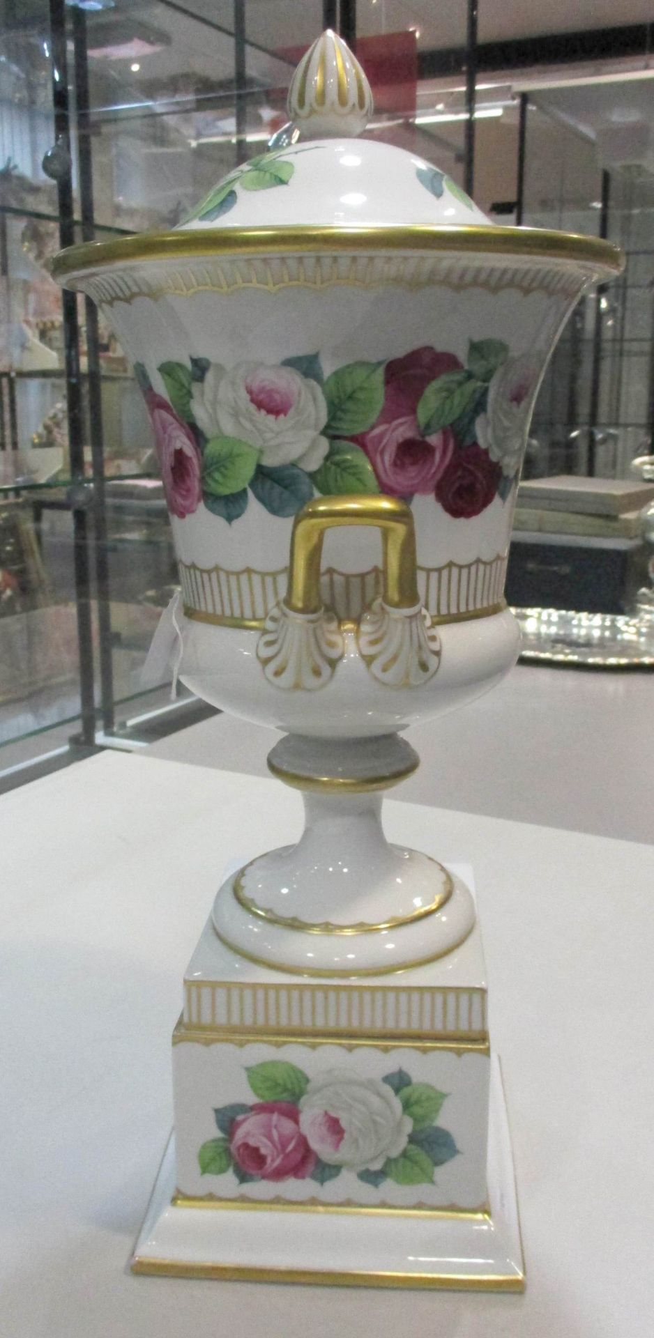 Amphorenvase mit Deckel "Rosenthal, Selb"Porzellan, handbemalt, Rosen- u. Golddekor, auf quadrat. - Bild 14 aus 14