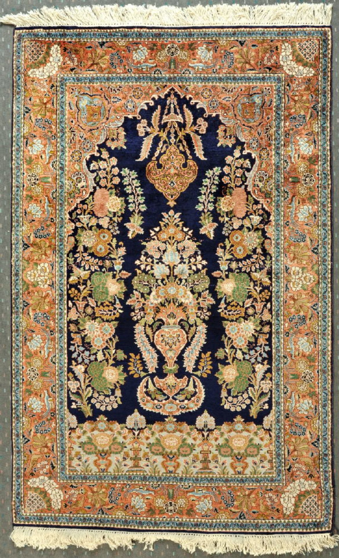 Gebets-Kaschmir-Ghoum, 120 x 183 cmKunstseide (?), dunkelblaugrundig, Gebetsgiebel mit Ampel-,