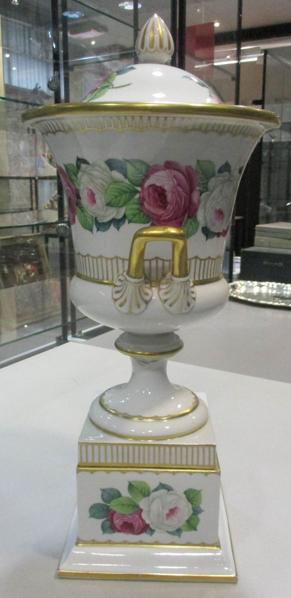 Amphorenvase mit Deckel "Rosenthal, Selb"Porzellan, handbemalt, Rosen- u. Golddekor, auf quadrat. - Bild 3 aus 14