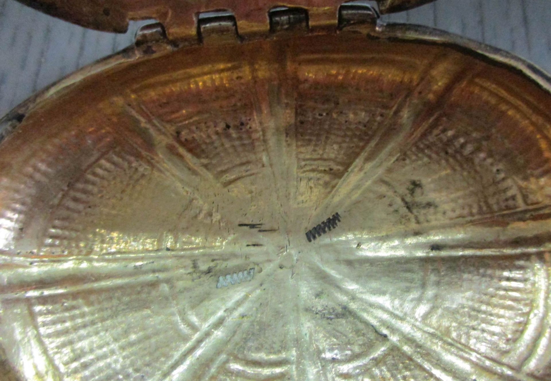 DeckeldoseSilber, 74 g, vergoldet, Klappdeckel mit relief. Dekor "Löwe im Kampf mit einer Schlange", - Image 6 of 8