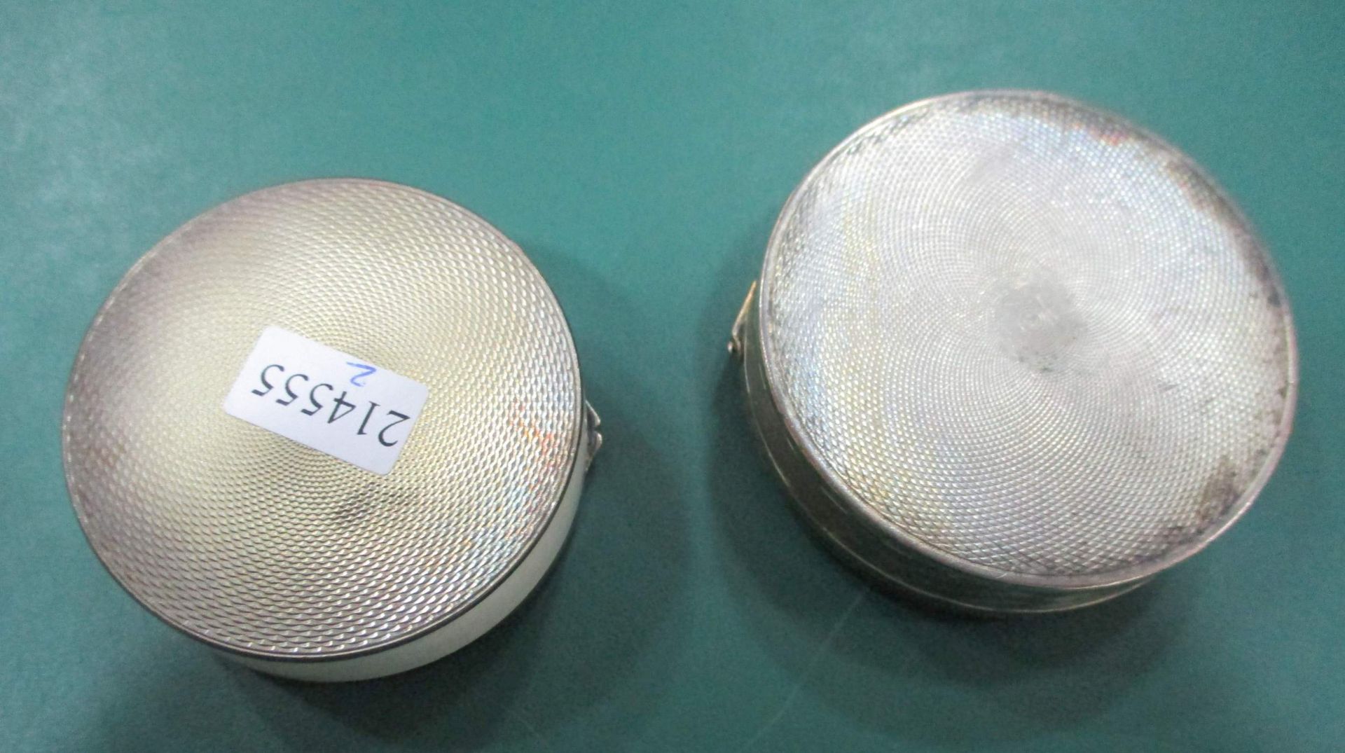 Deckeldosen, 2 Stück925/935 Silber, 112 g total, teilw. emaill., Klappdeckel mit Blumendekors, rund, - Image 2 of 5