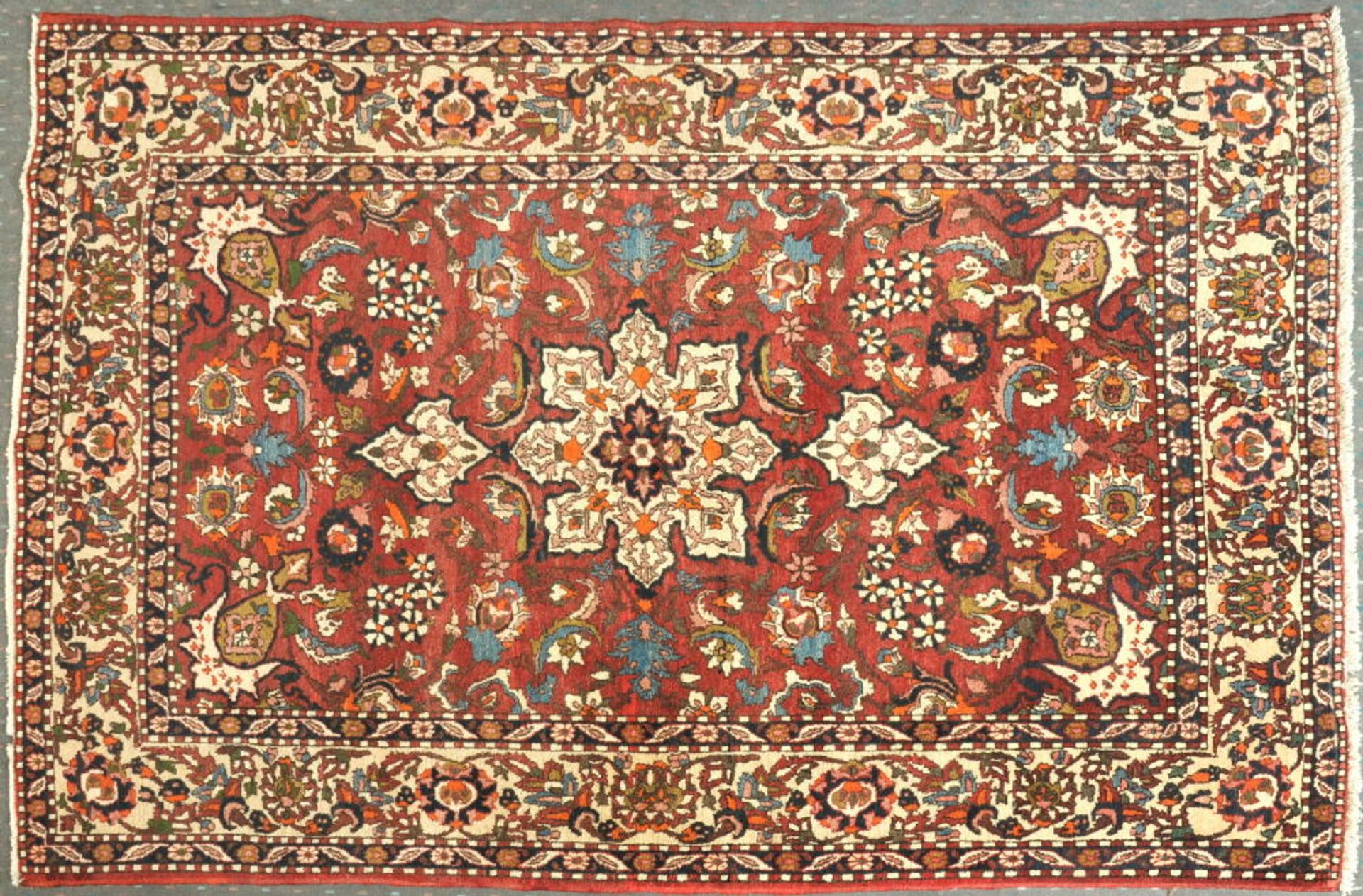 Kork-Isfahan, Persien, 145 x 220 cmalt, Korkwolle, feine Knüpfung, rotgrundig, großes, mehrfarb.