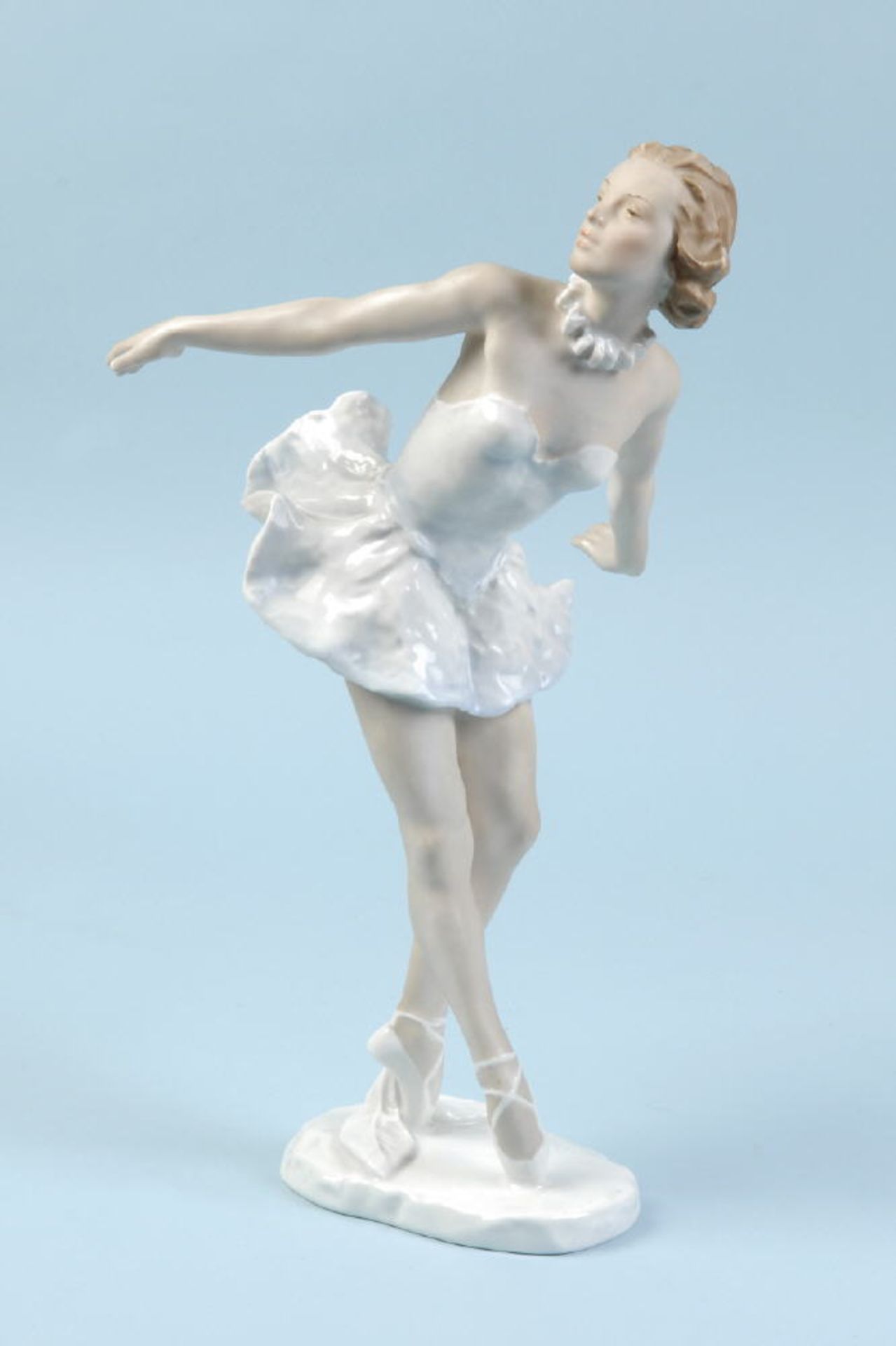 Figur - Marianne Simson als Ballerina "Rosenthal"Porzellan, farbig gefasst, auf Sockel, H= 33,5