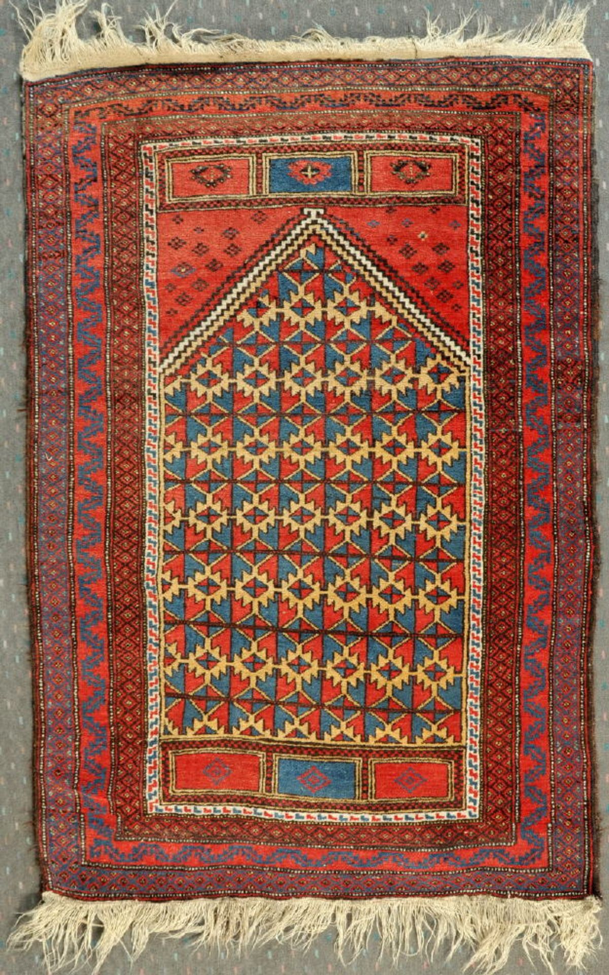Gebets-Belutsch, Persien, 99 x 148 cmWolle, mehrfarb. Gebetsgiebel mit stilis. Musterungen,