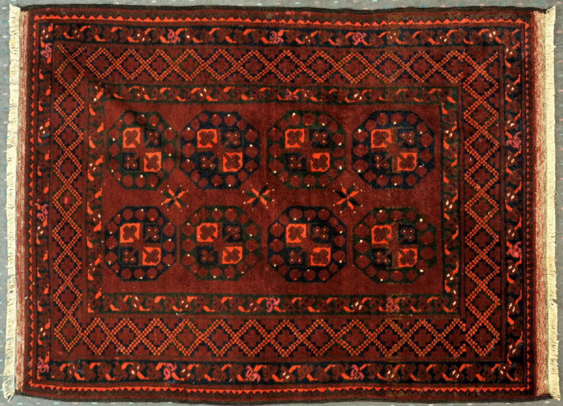 Ersari, Afghanistan, 115 x 146 cmälter, Wolle, rotgrundig, 2 fortlaufende Oktogonenreihen, mehrere