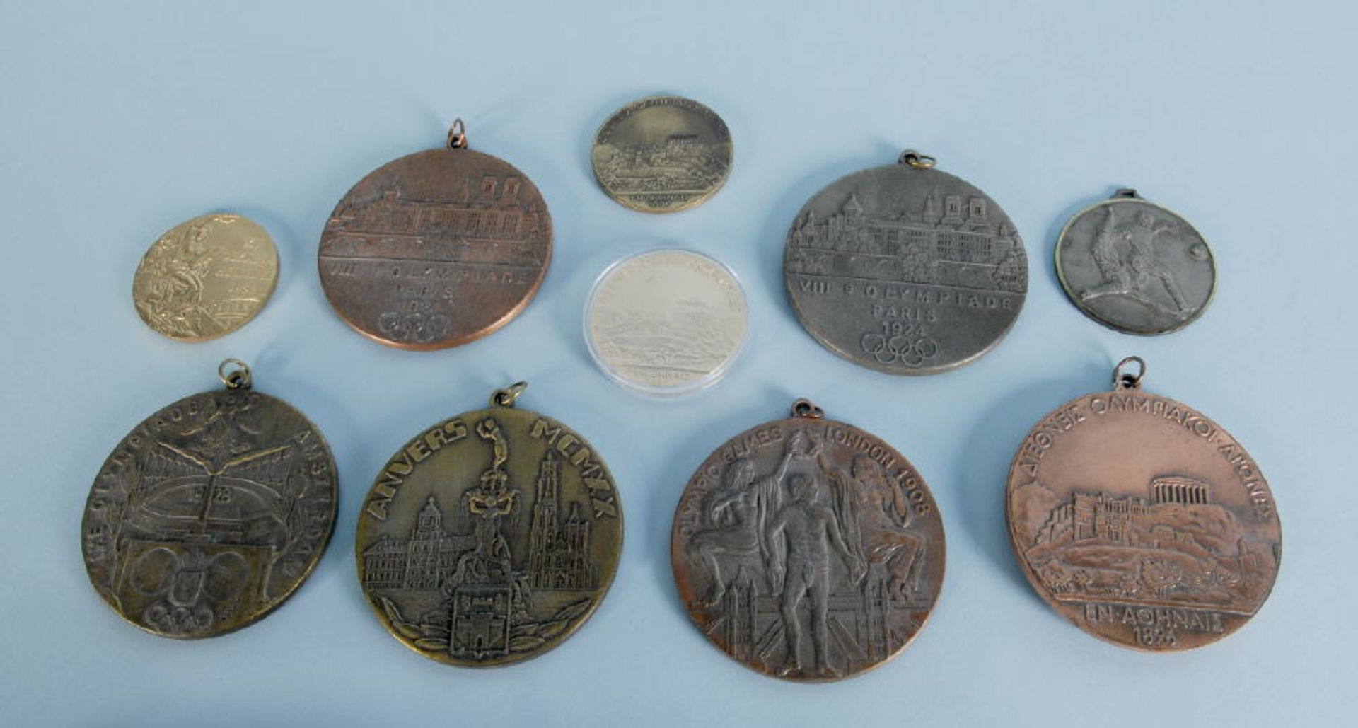 Medaillen, 9 Stück - Olympiaversch. Metalle, teilw. vergoldet, D= 5-8 cm, 1896 (3x)/1908/1920/