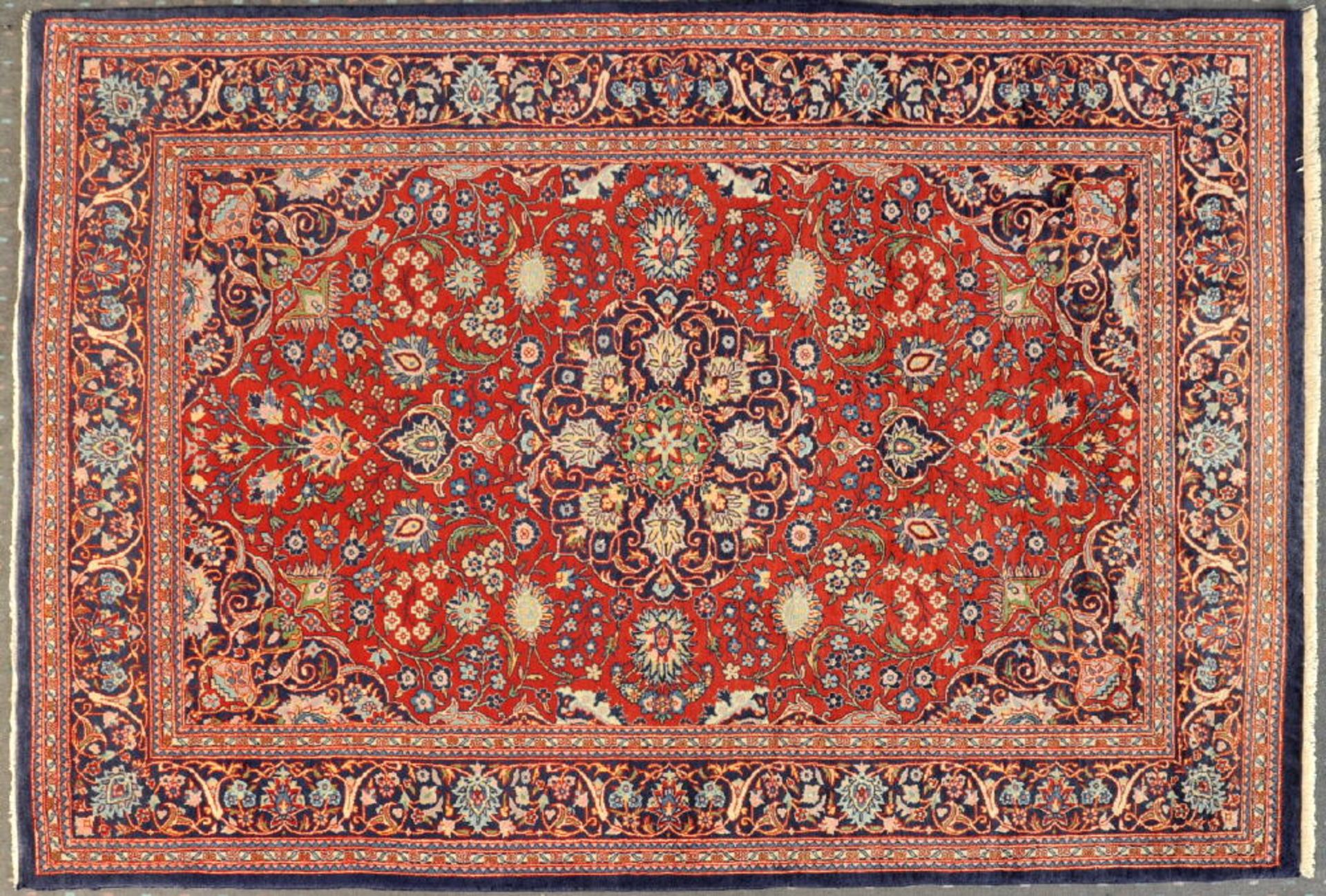 Keschan, 125 x 182 cmälter, Wolle, feine Knüpfung, rotgrundig, mehrfarb. Medaillon, umgeben von