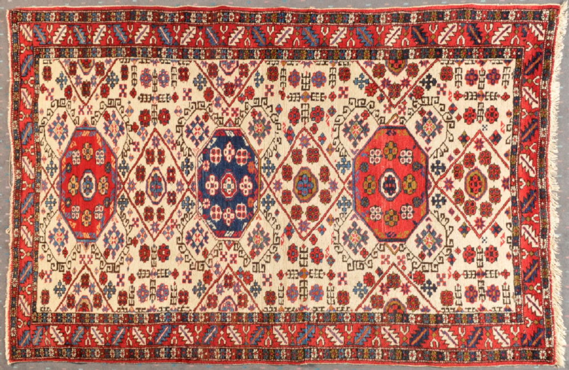 Ardebil-Schirwan, 120 x 168 cmälter, Wolle, feine Knüpfung, beigegrundig, 6 fortlaufende, geometr.