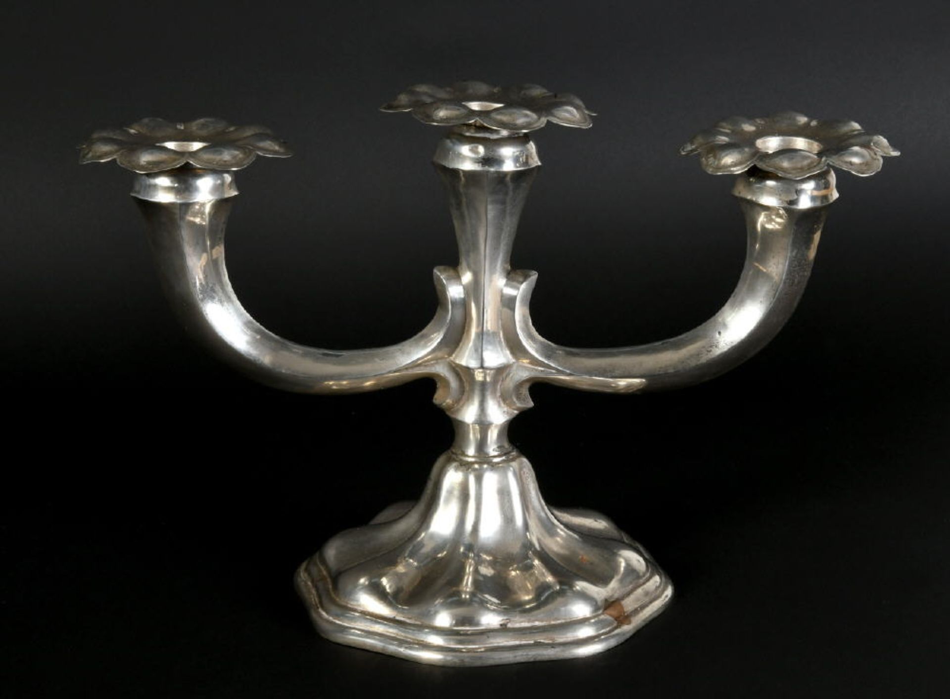 Kerzenleuchter, 3-flammig925 Silber, 741 g, gebuckelter Fuß, 2 geschw. Arme, H= 21 cmKerzenleuchter,