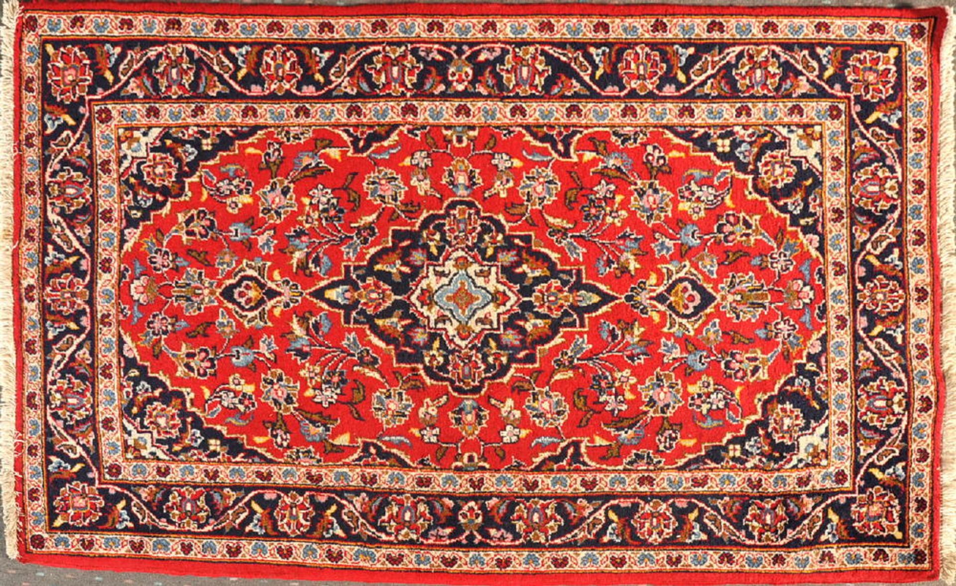 Keschan, Persien, 102 x 160 cmälter, Wolle, rotgrundig, mehrfarb. Mittelstück, umgeben von