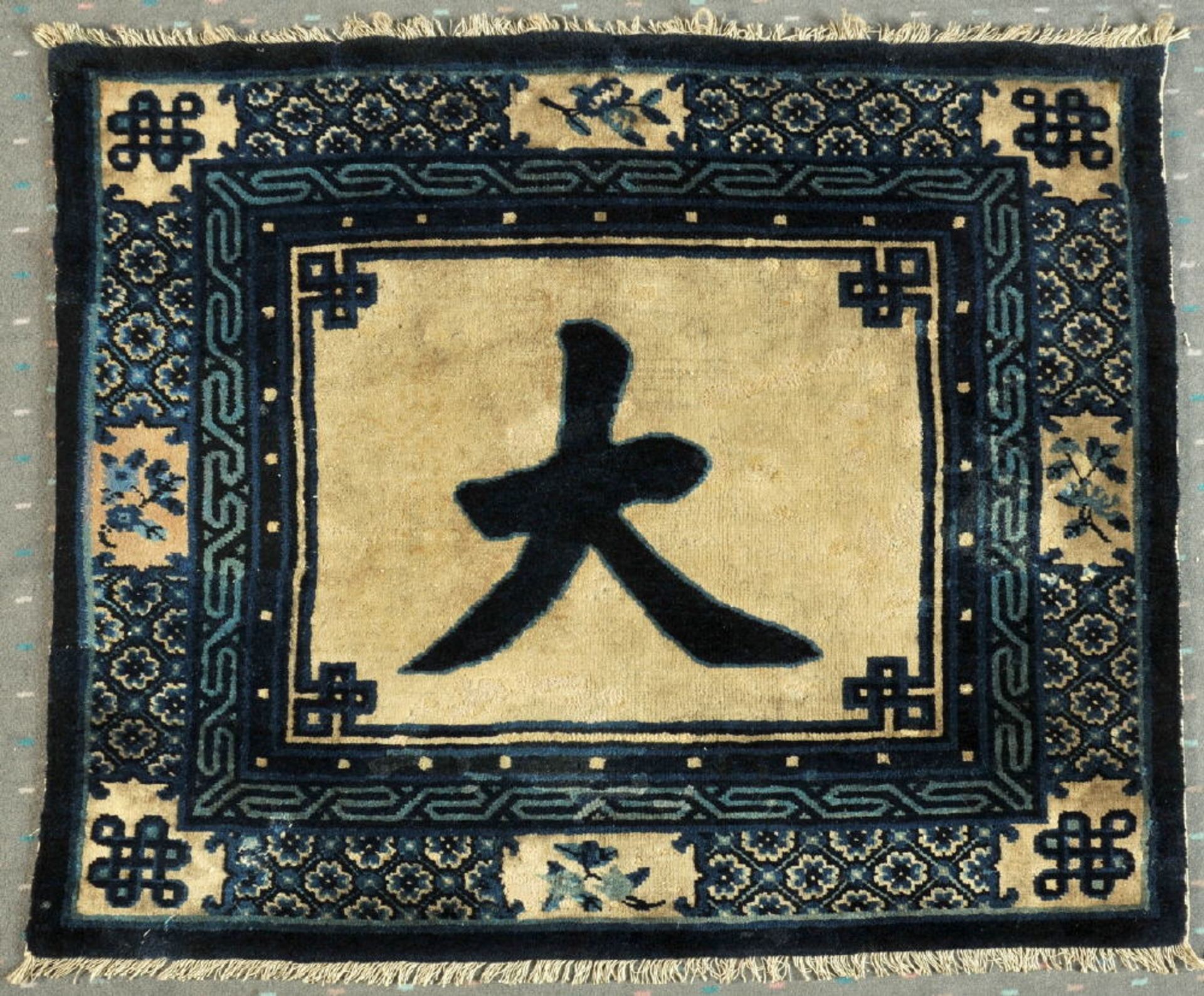 Chinese, China, 93 x 83 cmantik, Wolle, Pflanzenfarben, blaugrundig, beiges, unifarb. Mittelstück
