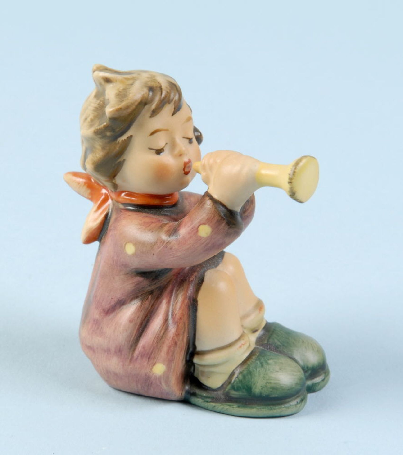 Hummelfigur - Die kleine Trompeterin, Nr. 391Porzellan, farbig gefasst, H= 7 cm, FM 6Hummelfigur -