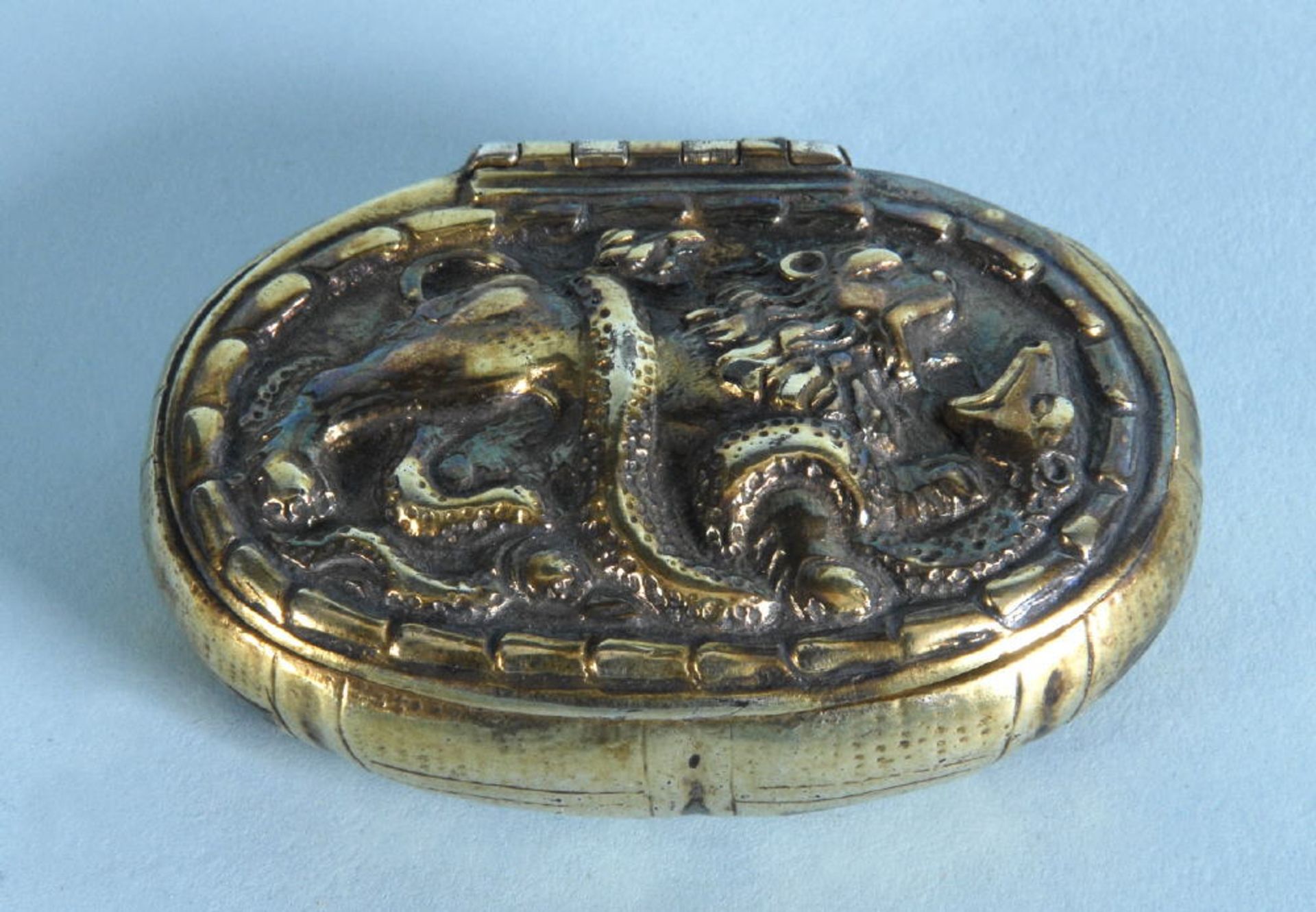 DeckeldoseSilber, 74 g, vergoldet, Klappdeckel mit relief. Dekor "Löwe im Kampf mit einer Schlange",