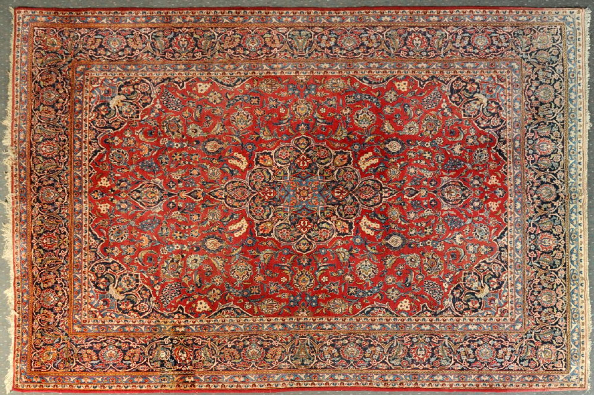 Keschan, Persien, 235 x 352 cmälter, Wolle, rotgrundig, großes, mehrfarb. Medaillon, umgeben von