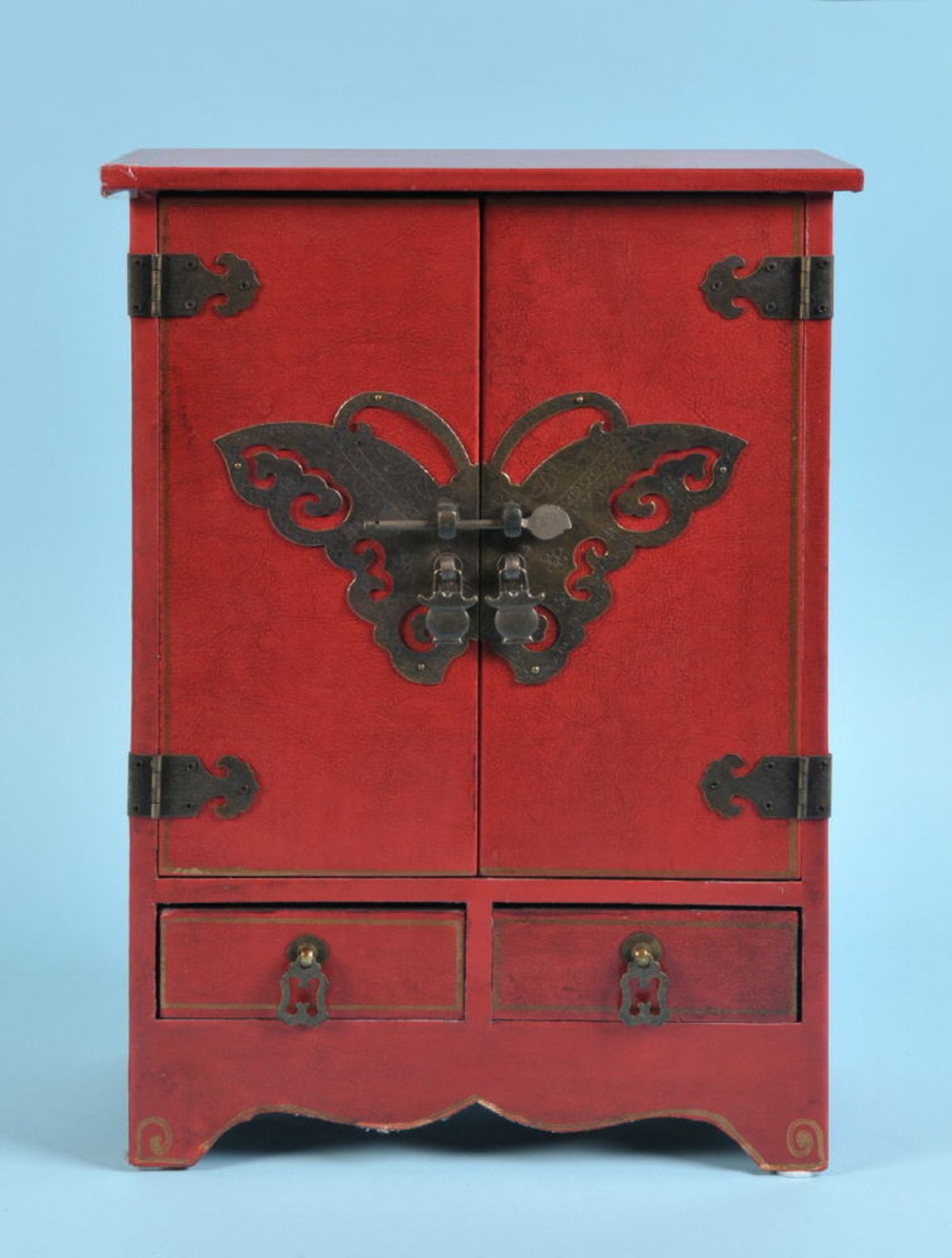 MiniaturschränkchenHolz/Kunstlederbezug, handbemalt, Metallbeschlag in Schmetterlingsform, unten 2